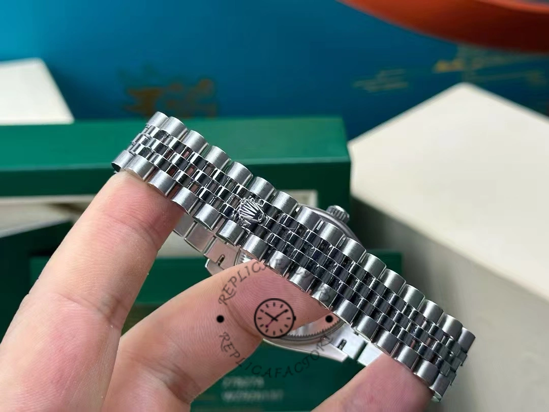 Close-up of clasp and bracelet of Rolex Datejust 31mm 278274-0018 after 2 years, demonstrating durability and minimal wear marks