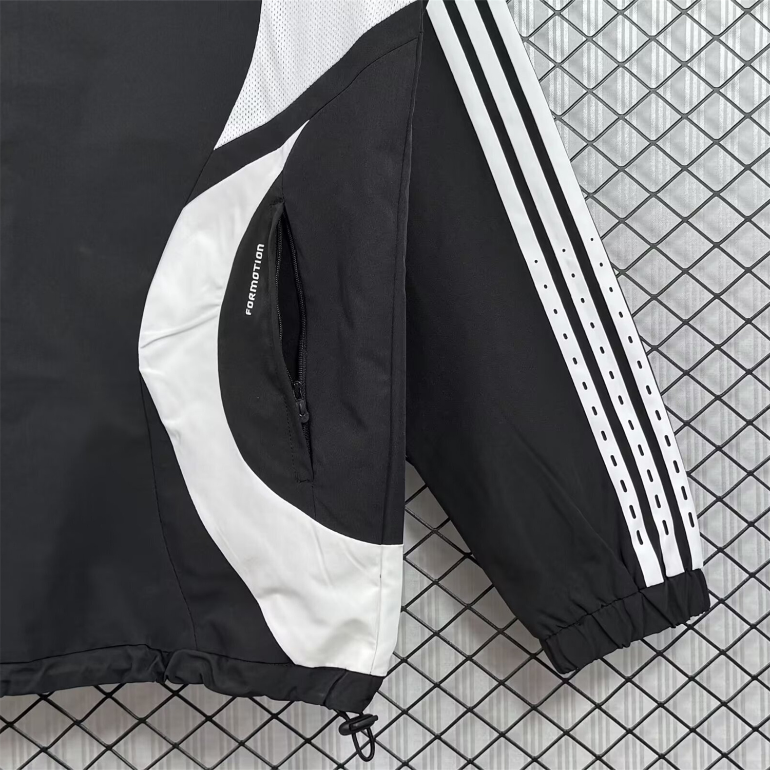 AlphaJersey-Retro Real Madrid 2006-07 Windbreaker Jacket - Black And White
