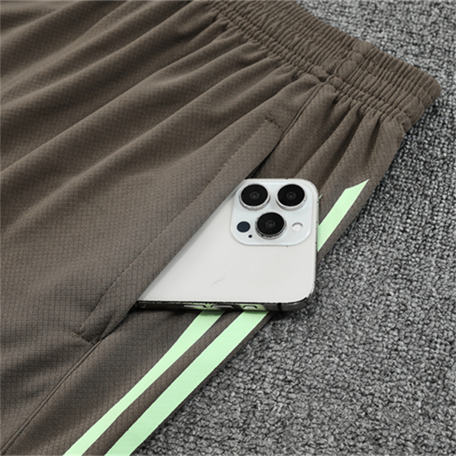AlphaJersey-Real Madrid 25-26 Short-Sleeve Training Set - Light Green Top and Dark Khaki Shorts