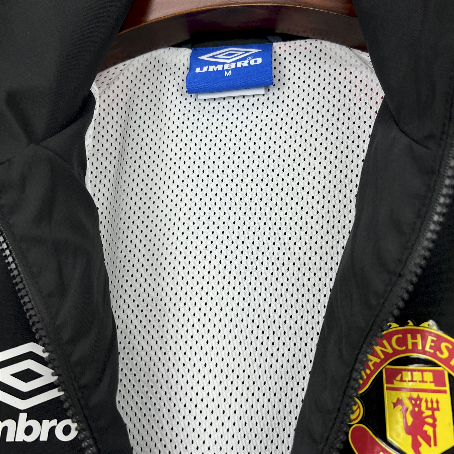 AlphaJersey-Retro Manchester United 1998-99 Throwback Windbreaker Jacket - Black and Red