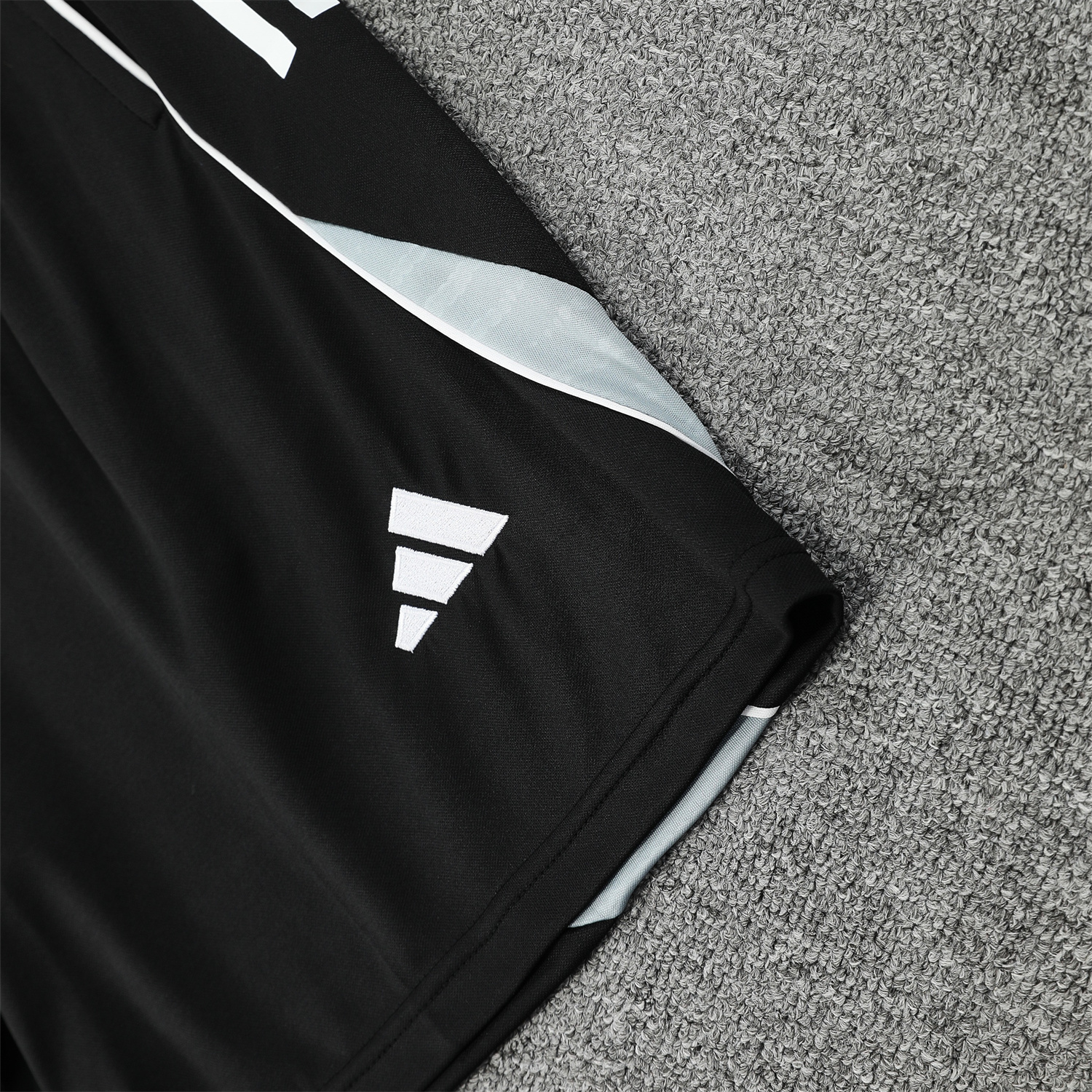 AlphaJersey-Real Madrid 25-26 Vest Training Set - Pink Arrow Pattern Vest & Black Shorts