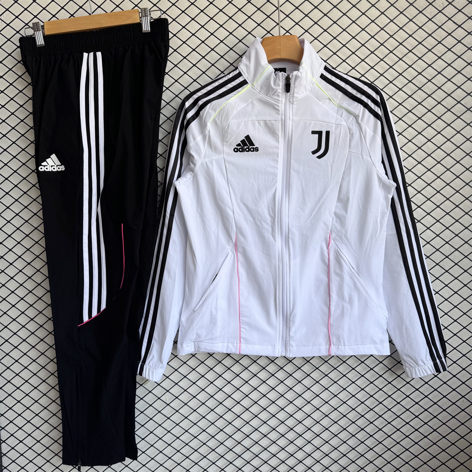 AlphaJersey-Juventus 25-26 Windbreaker Training Set - White Top and Black Pants