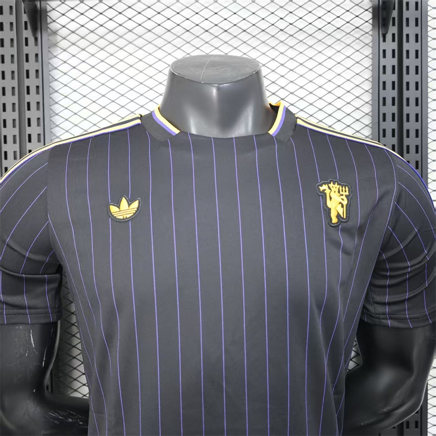 AlphaJersey-Manchester United 25-26 Trefoil Purple Lines Black Travel Jersey - Player Version