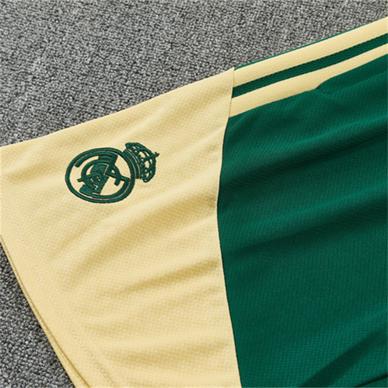 AlphaJersey-Real Madrid 26-27 Kids Short-Sleeve Training Set - Green Camouflage Top & Green Shorts