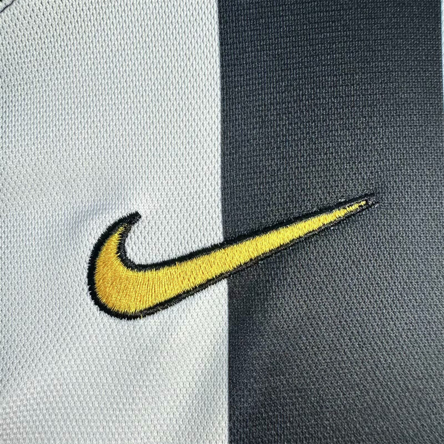AlphaJersey-Retro Juventus 2005-06 Home Jersey