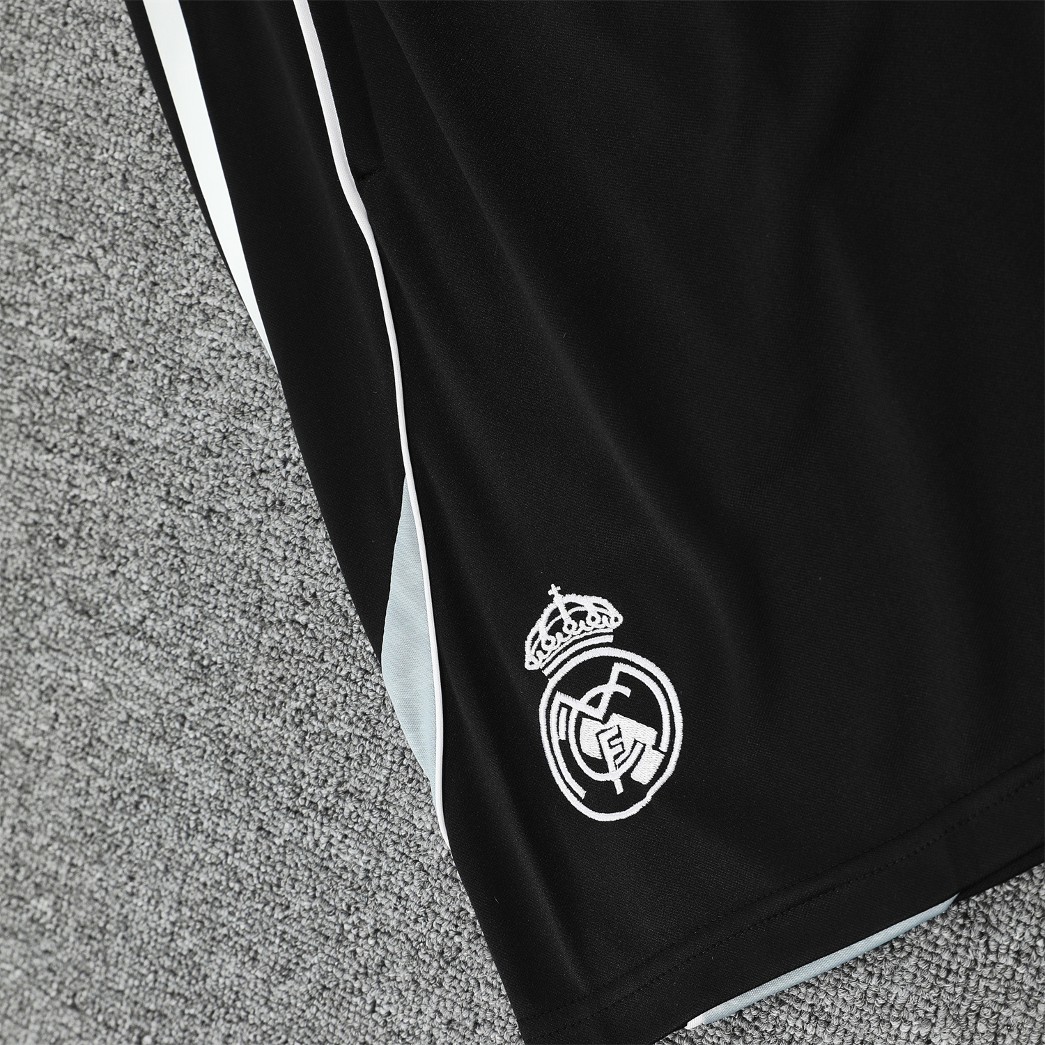 AlphaJersey-Real Madrid 25-26 Short-Sleeve Training Set - Grey And White Top & Black Shorts