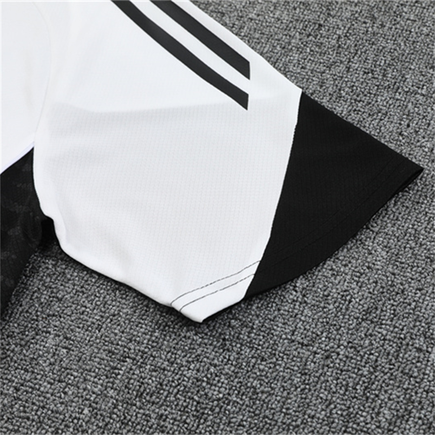 AlphaJersey-Manchester United 25-26 Short-Sleeve Training Set - White Top & Black Shorts