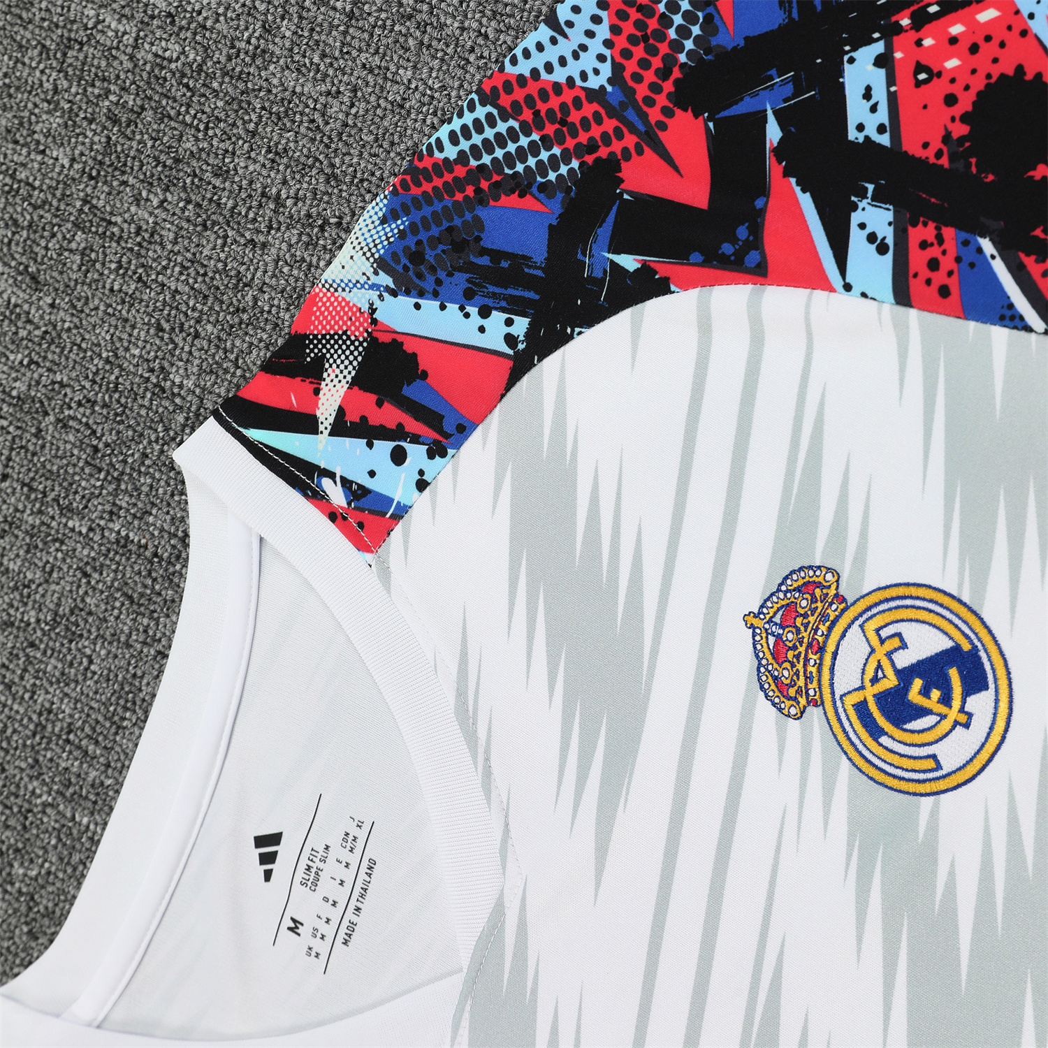 AlphaJersey-Real Madrid 25-26 Short-Sleeve Training Set - Grey Arrow Pattern Top & Black Shorts