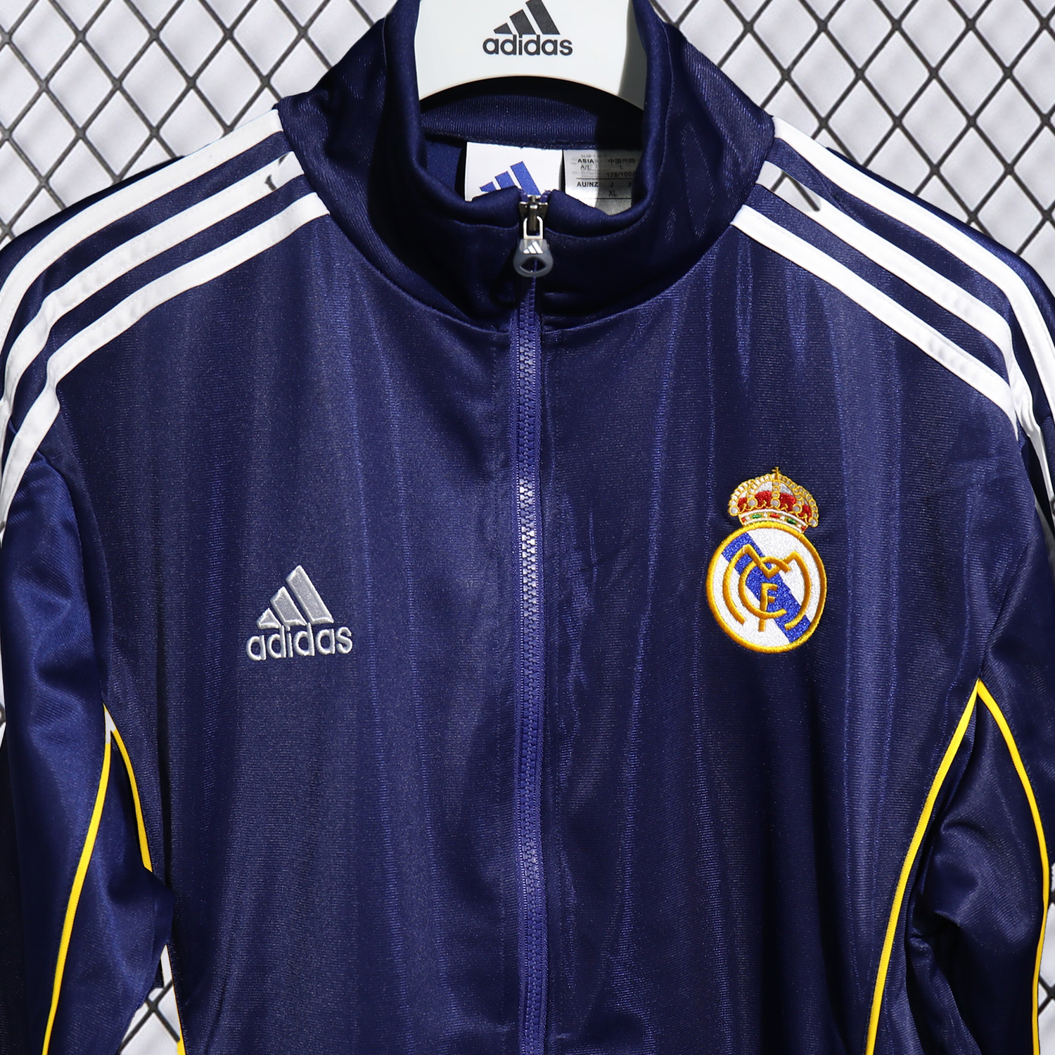 AlphaJersey-Real Madrid 25-26 Pure Color Yellow Lines Training Set - Dark Blue Top and Dark Blue Pants