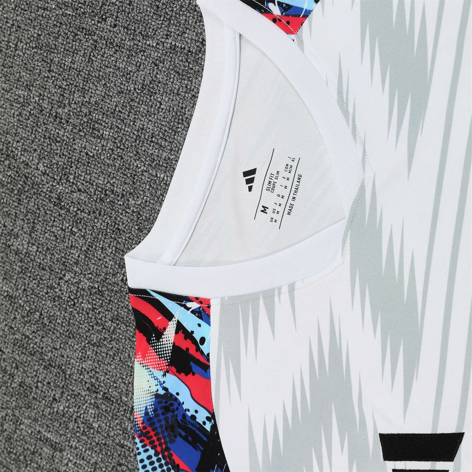 AlphaJersey-Real Madrid 25-26 Short-Sleeve Training Set - Grey Arrow Pattern Top & Black Shorts