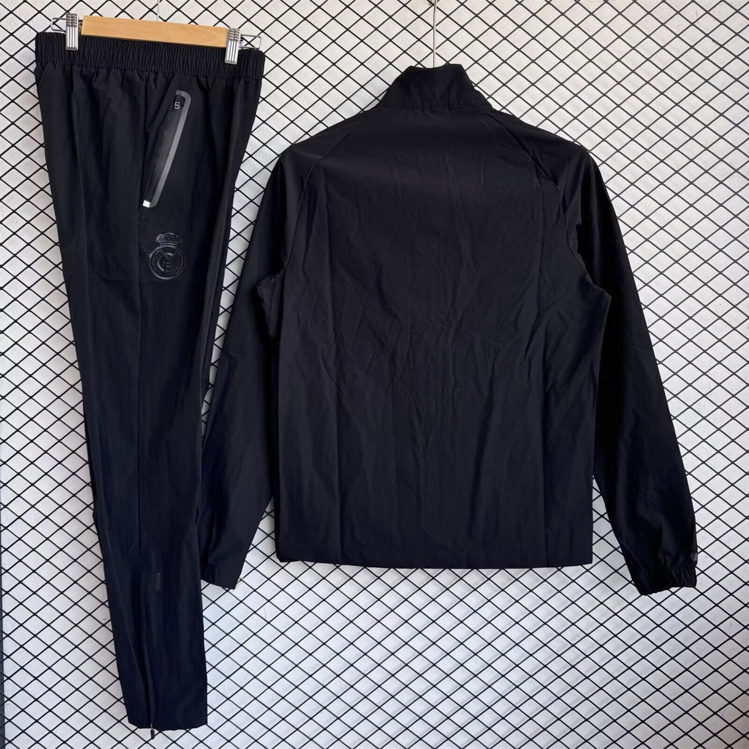 AlphaJersey-Real Madrid 25-26 Black Logo Windbreaker Training Set - Black Top and Pants