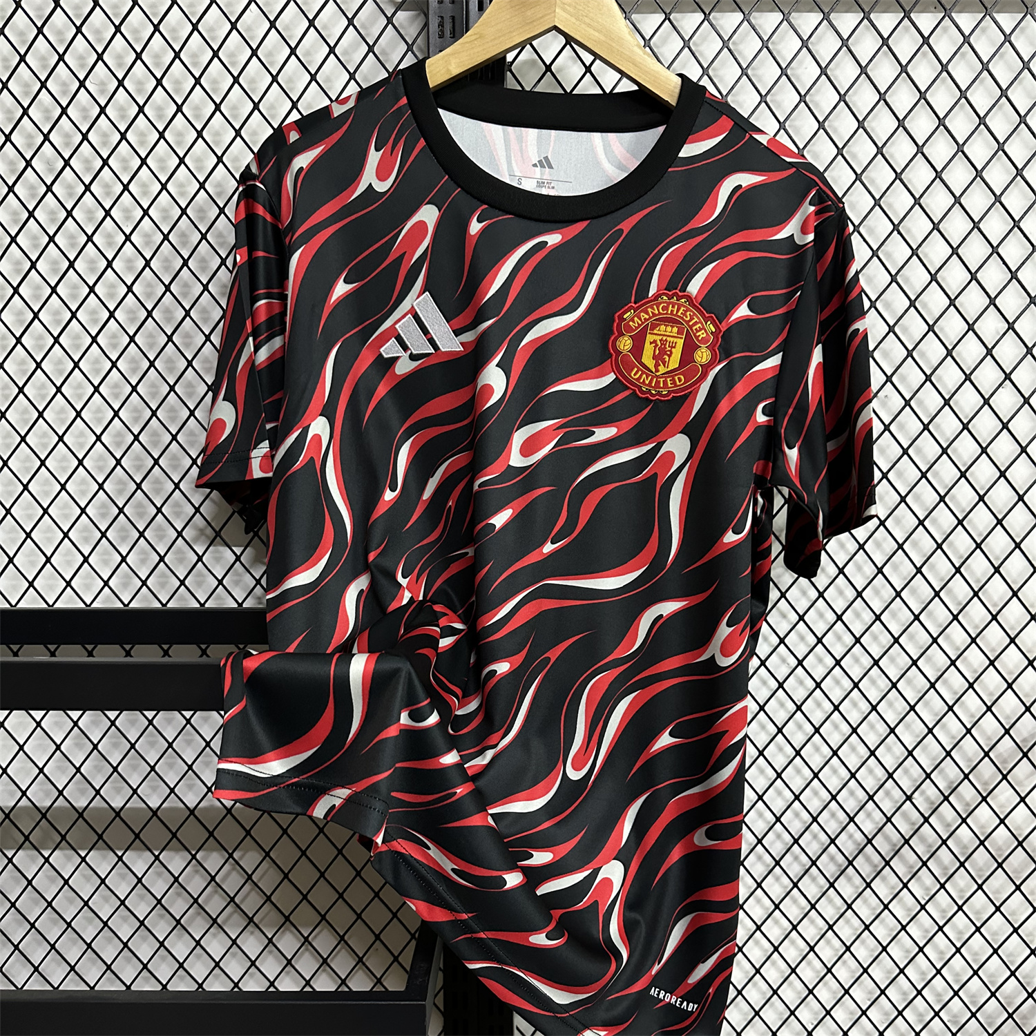 AlphaJersey-Manchester United 25-26 Black and Red Pre-Match Traning Jersey - Fans Version