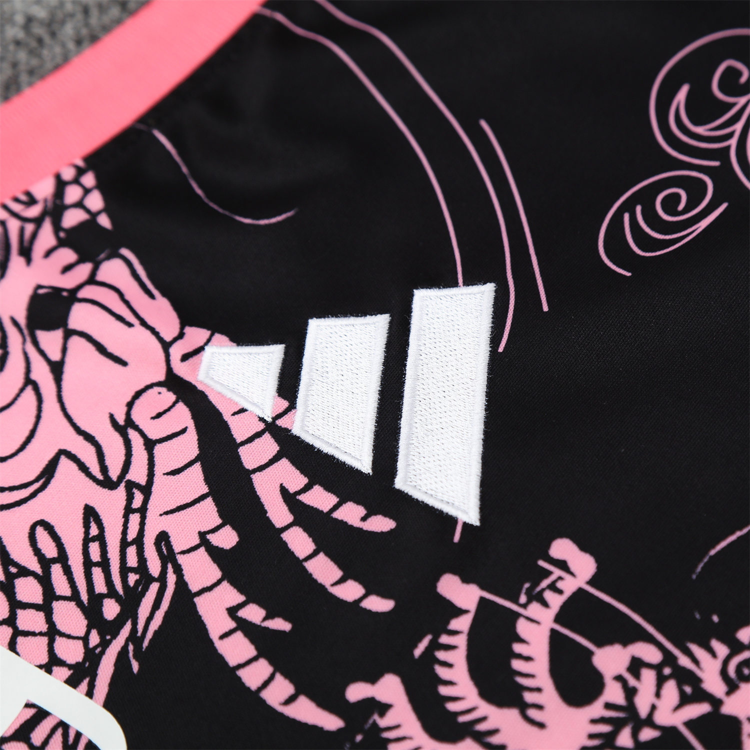 AlphaJersey-Real Madrid 25-26 Vest Training Set - Pink-Black Dragon Vest & Black-White Shorts