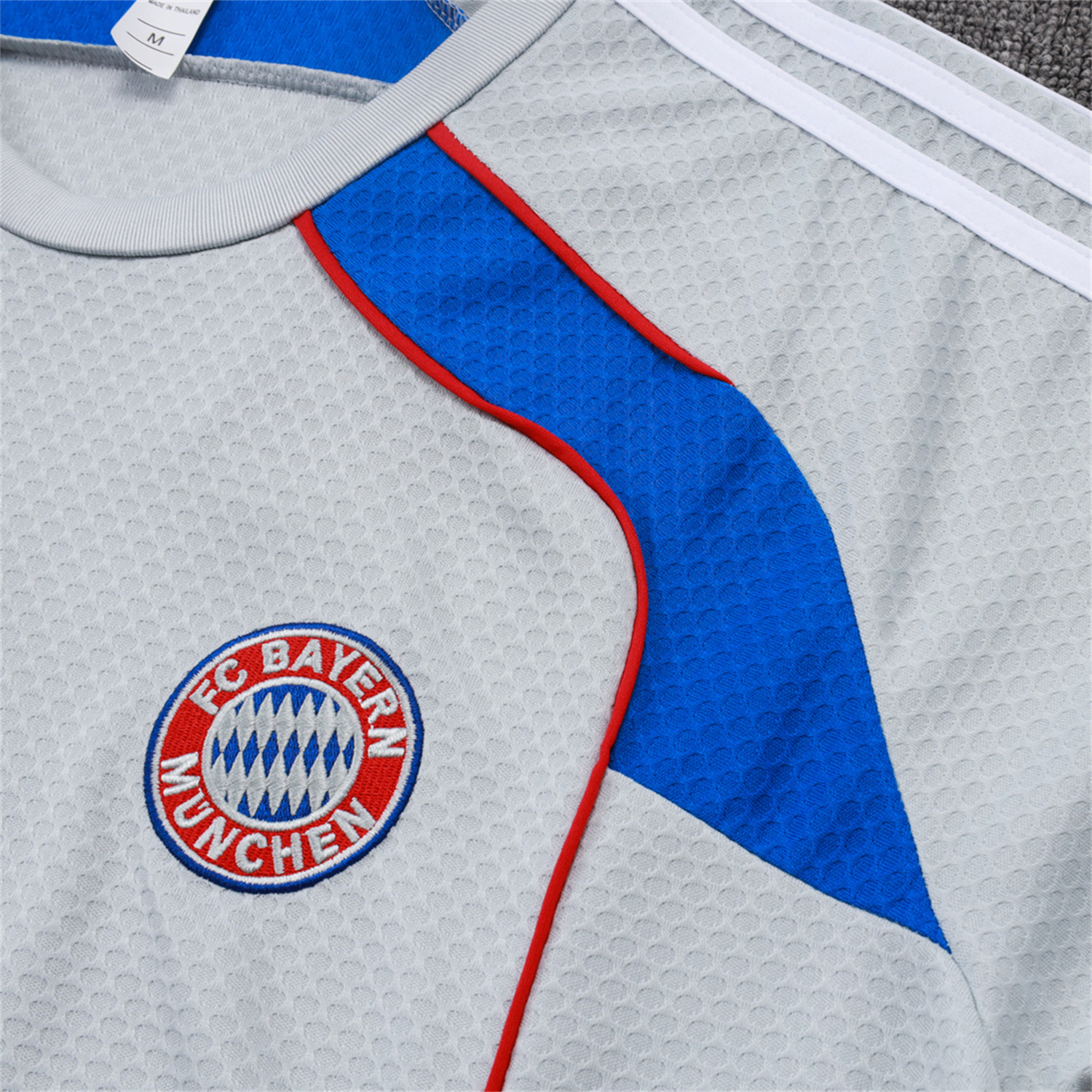 AlphaJersey-Bayern Munich 25-26 Short-Sleeve Training Set - Grey Throwback Top & Shorts
