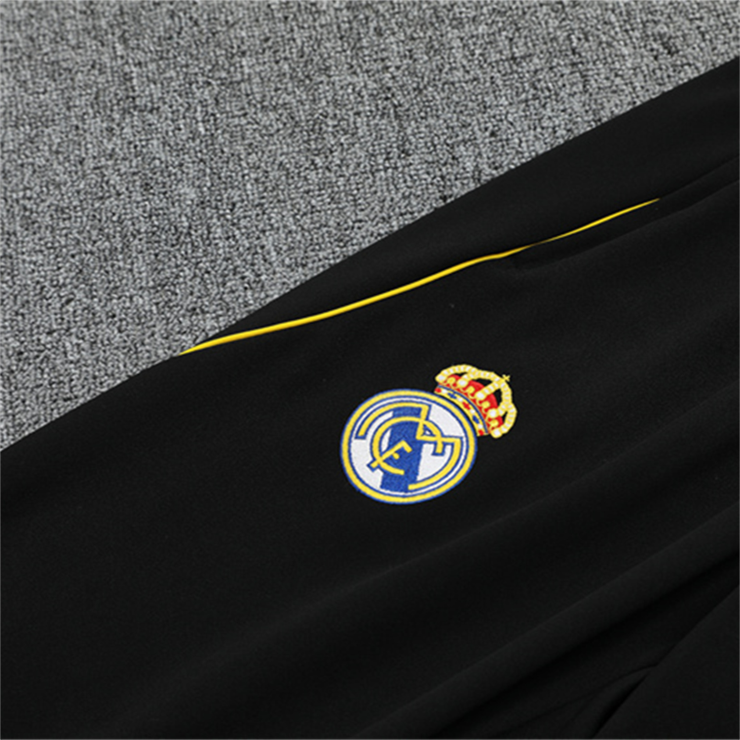 AlphaJersey-Real Madrid 25-26 Kids Long Sleeve Training Set - Yellow Line White Top and Black Shorts