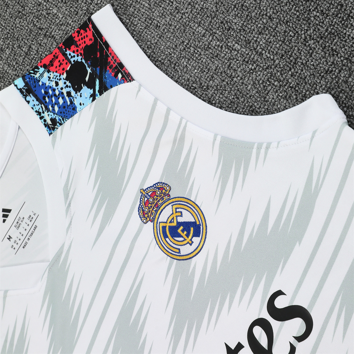 AlphaJersey-Real Madrid 25-26 Vest Training Set - Grey Arrow Pattern Vest & Black Shorts