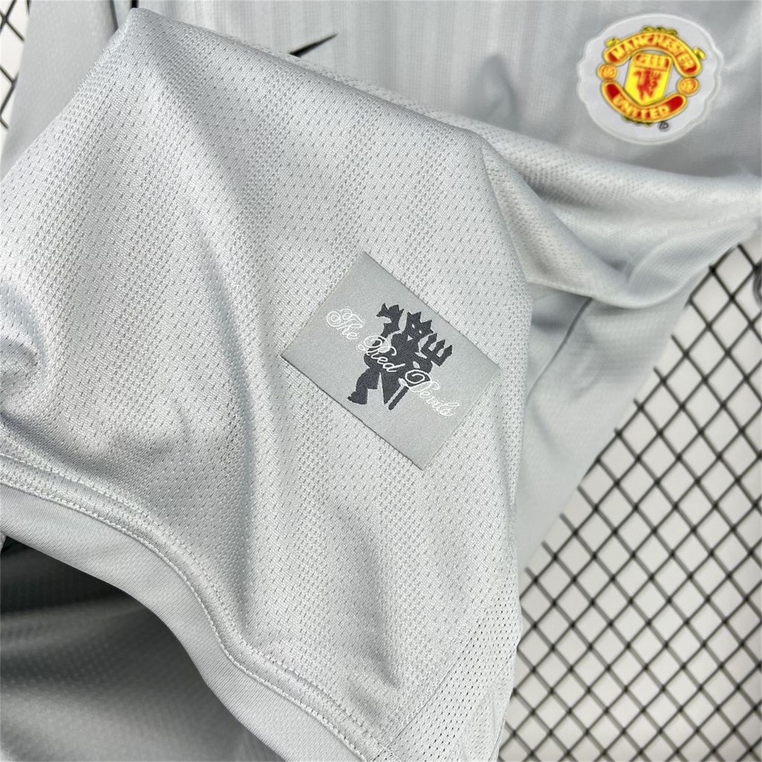 AlphaJersey-Retro Manchester United 2007-08 Grey Goalkeeper Jersey