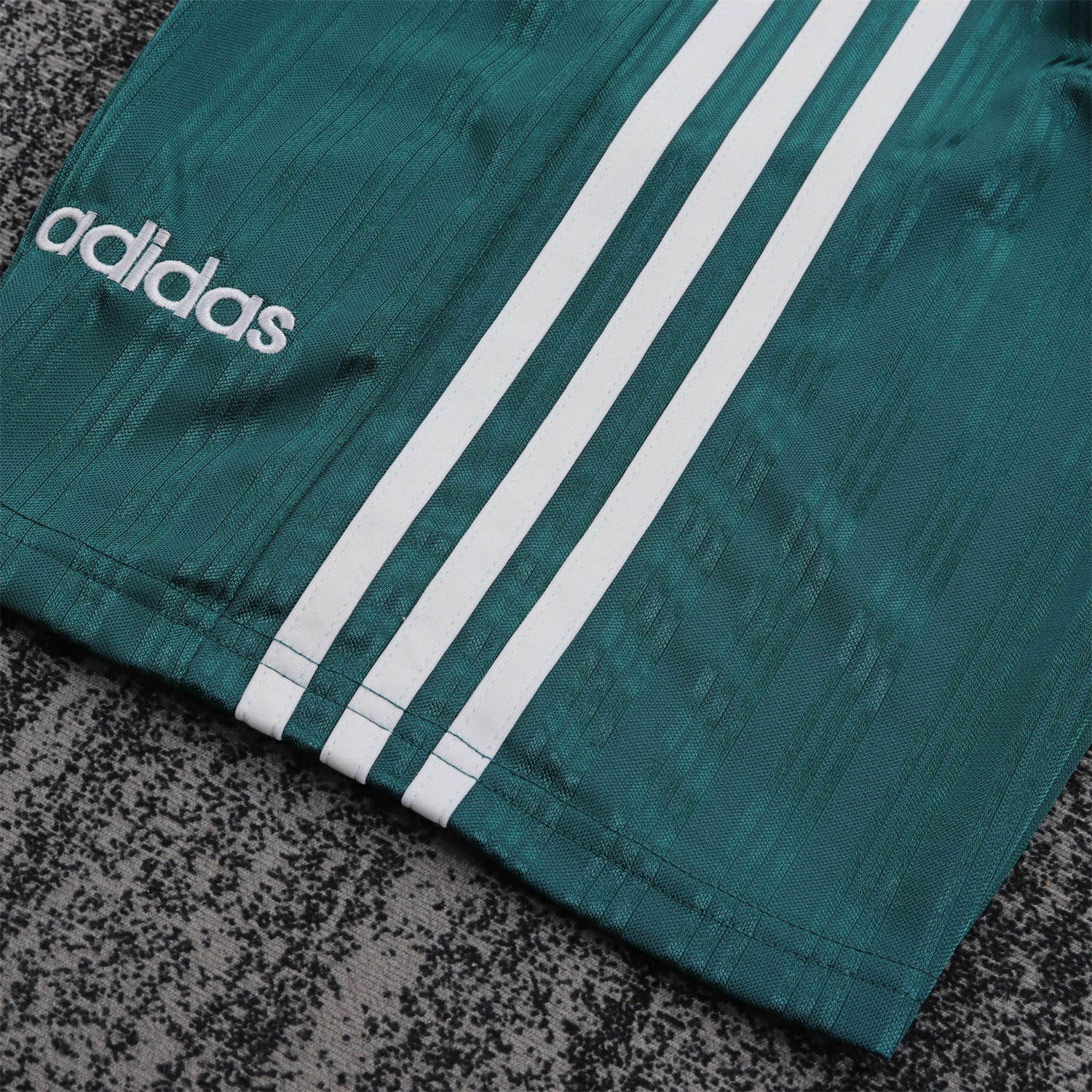 AlphaJersey-Retro Liver.pool 1995-96 Away White And Green Kids Kit
