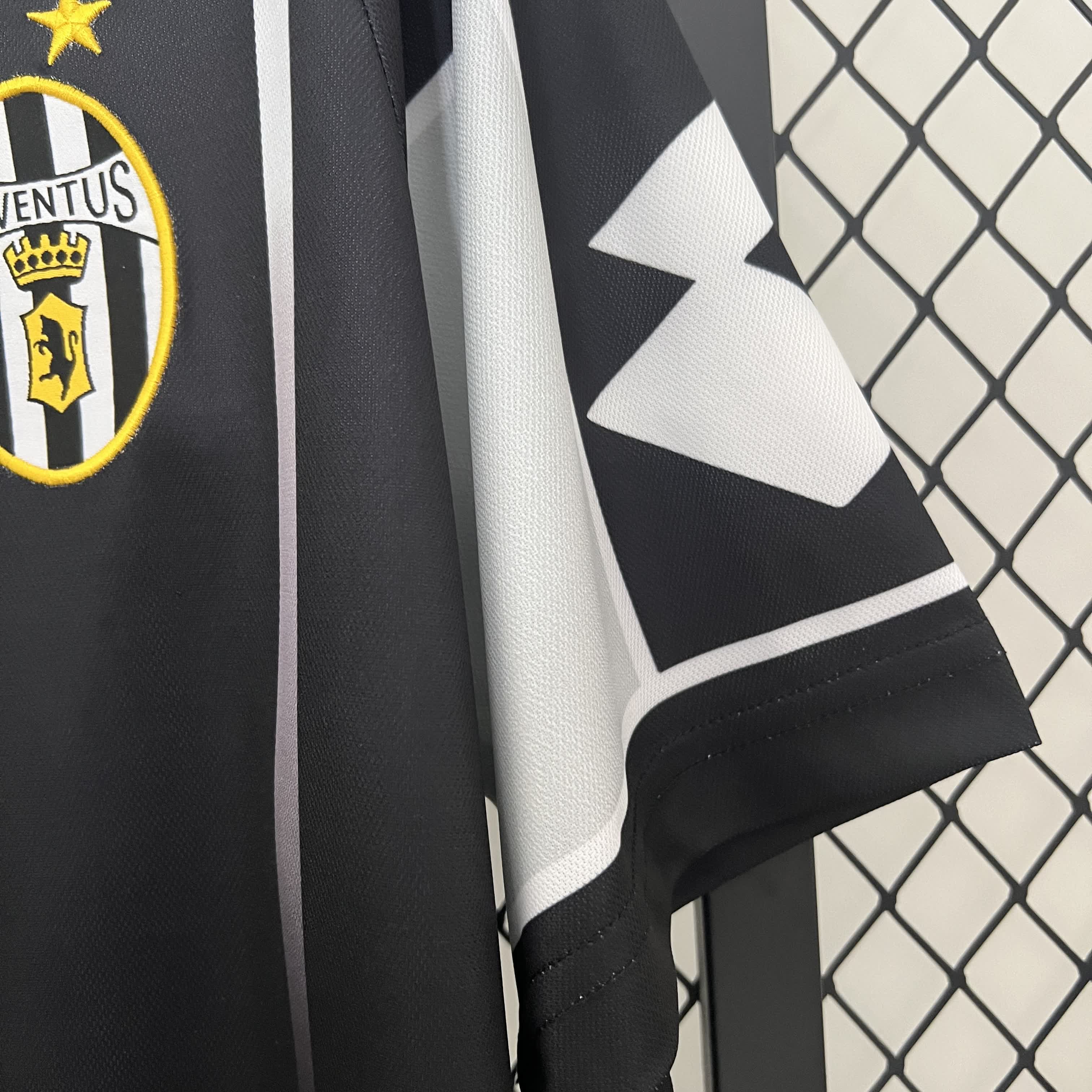 AlphaJersey-Retro Juventus 2000-01 Black Training Jersey
