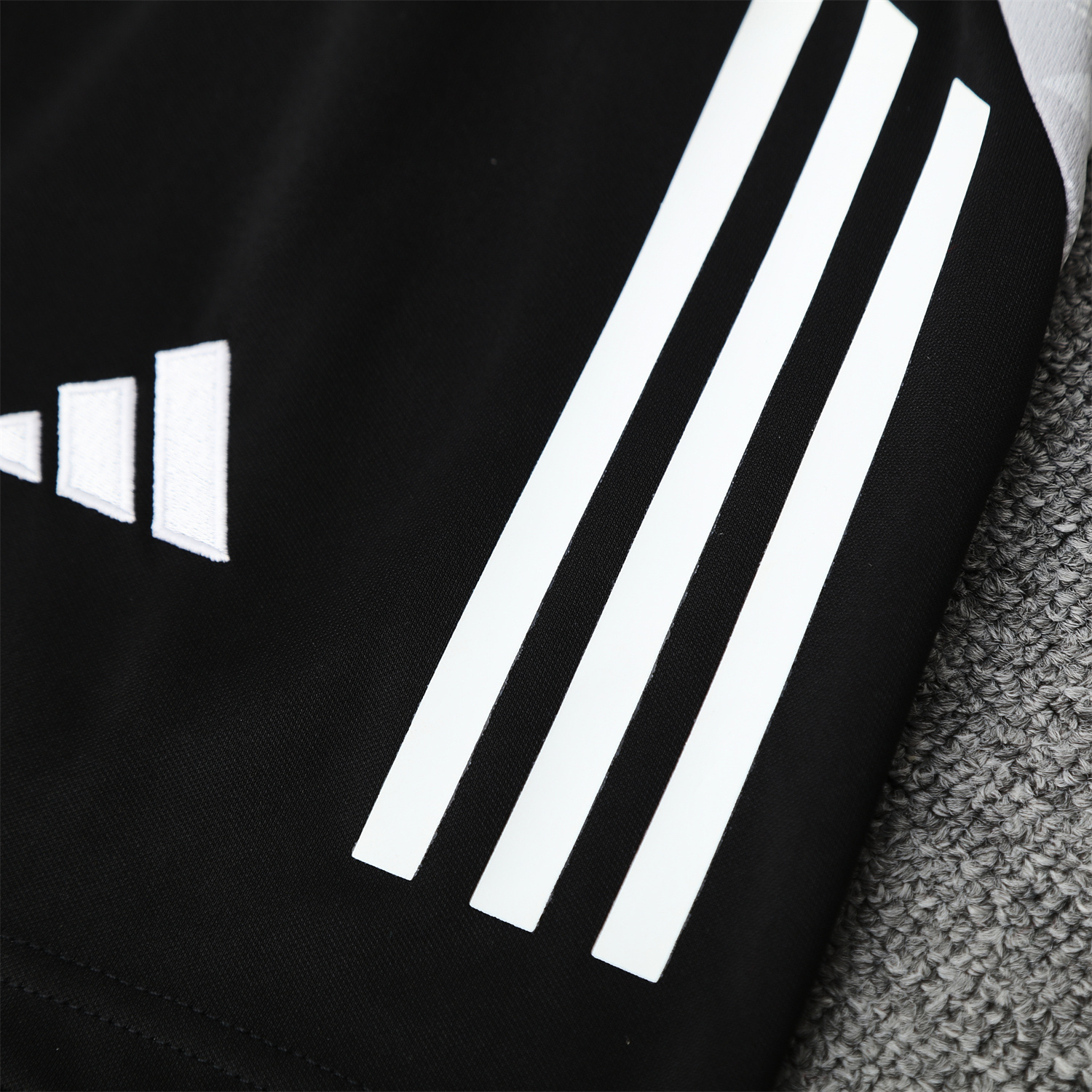 AlphaJersey-Real Madrid 25-26 Short-Sleeve Training Set - Pink-Black Dragon Top & Black-White Shorts
