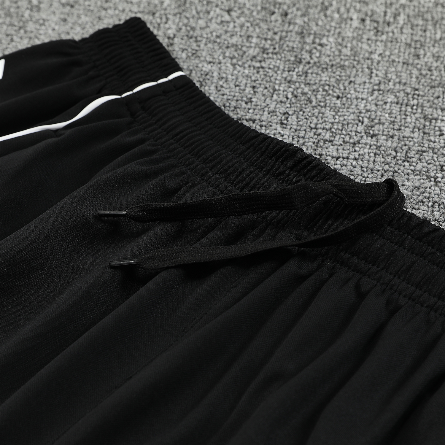 AlphaJersey-Real Madrid 25-26 Vest Training Set - Grey Arrow Pattern Vest & Black Shorts