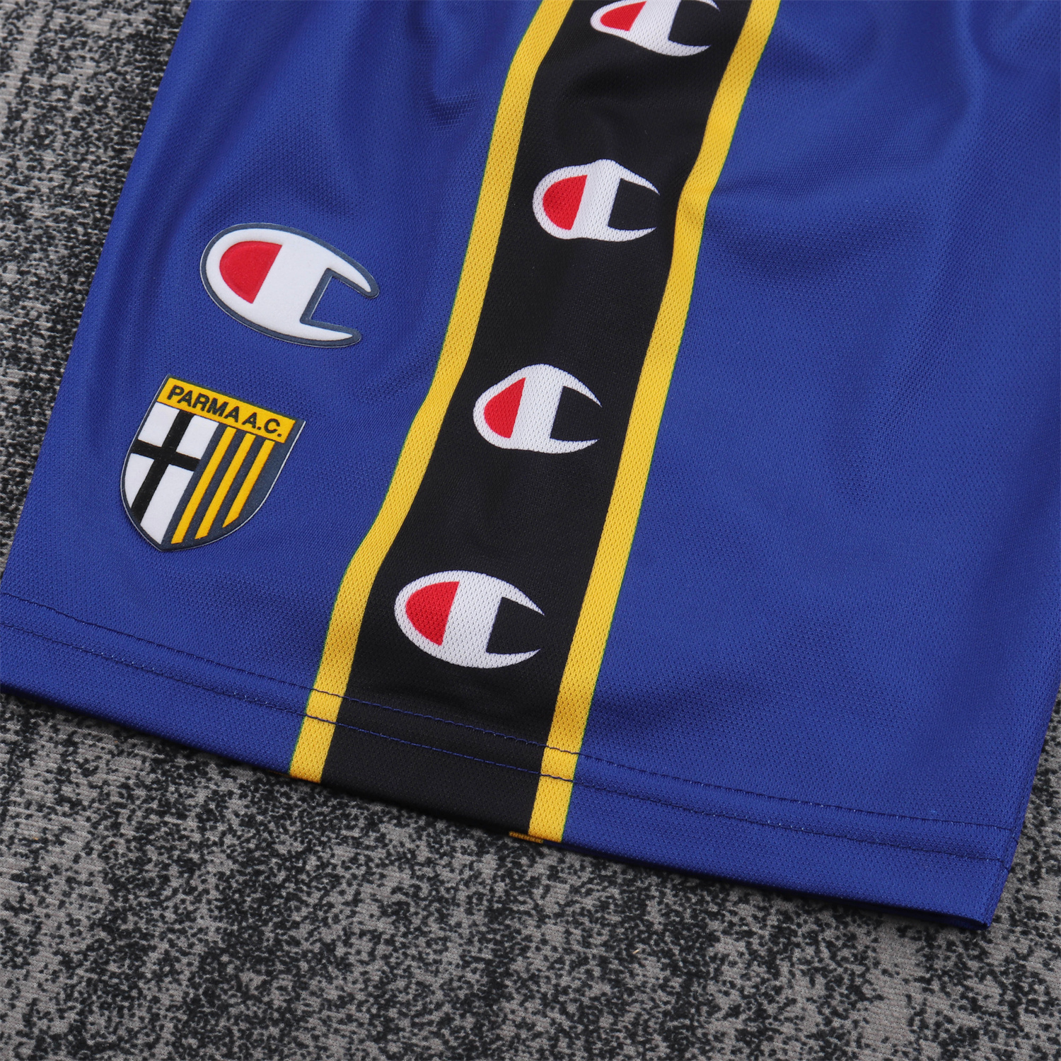 AlphaJersey-Retro Parma 2001-02 Home Kids Kit