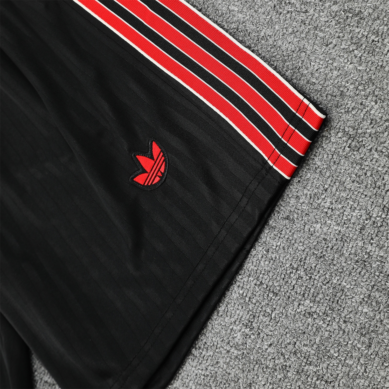 AlphaJersey-Manchester United 25-26 Vest Training Set - Red Retro Logo Black Vest & Black Shorts