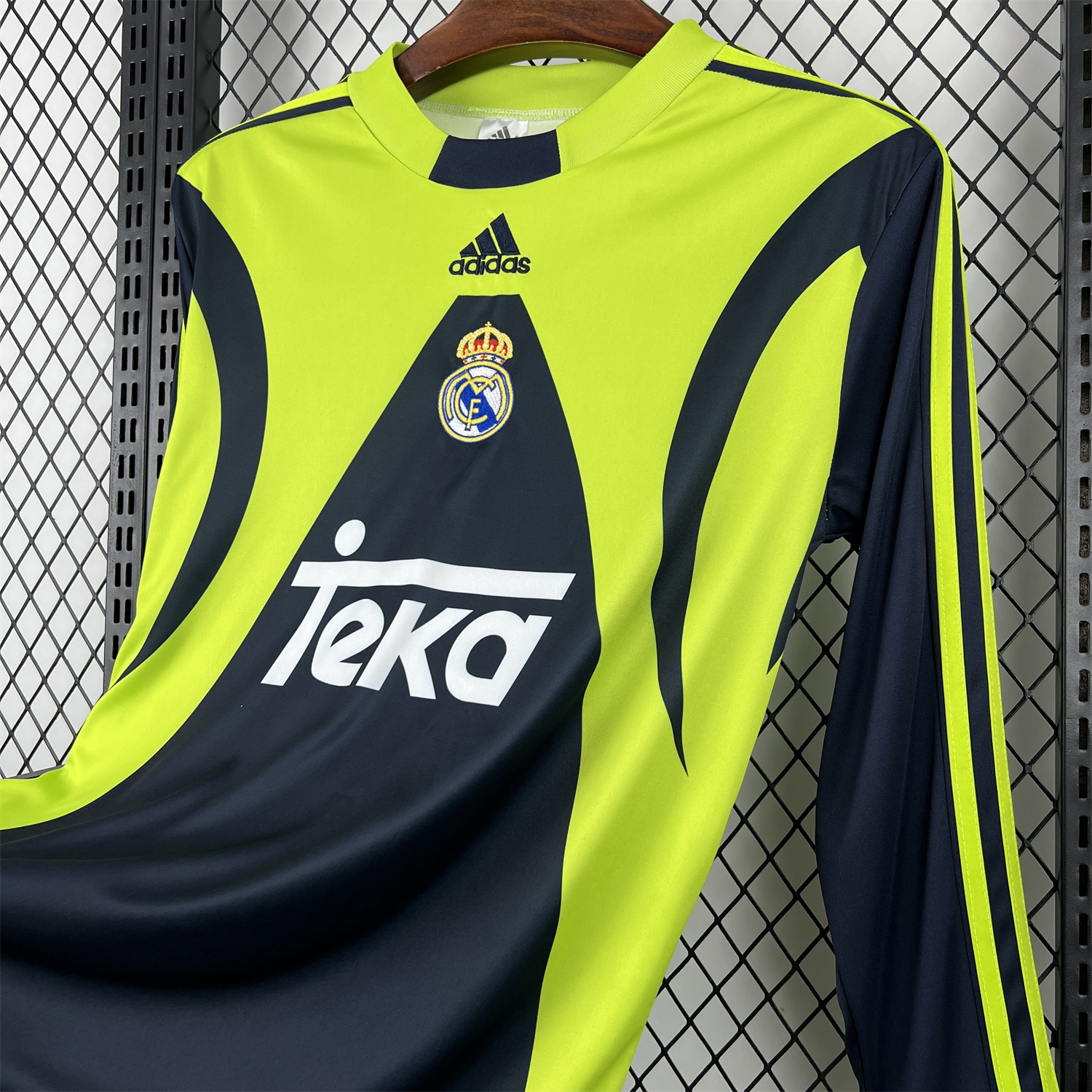 AlphaJersey-Retro Real Madrid 1999-00 Green Goalkeeper Long Sleeves Jersey