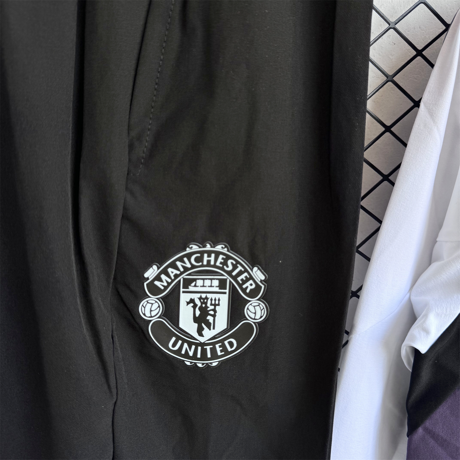 AlphaJersey-Manchester United 25-26 Windbreaker Training Set - White Top and Black Pants