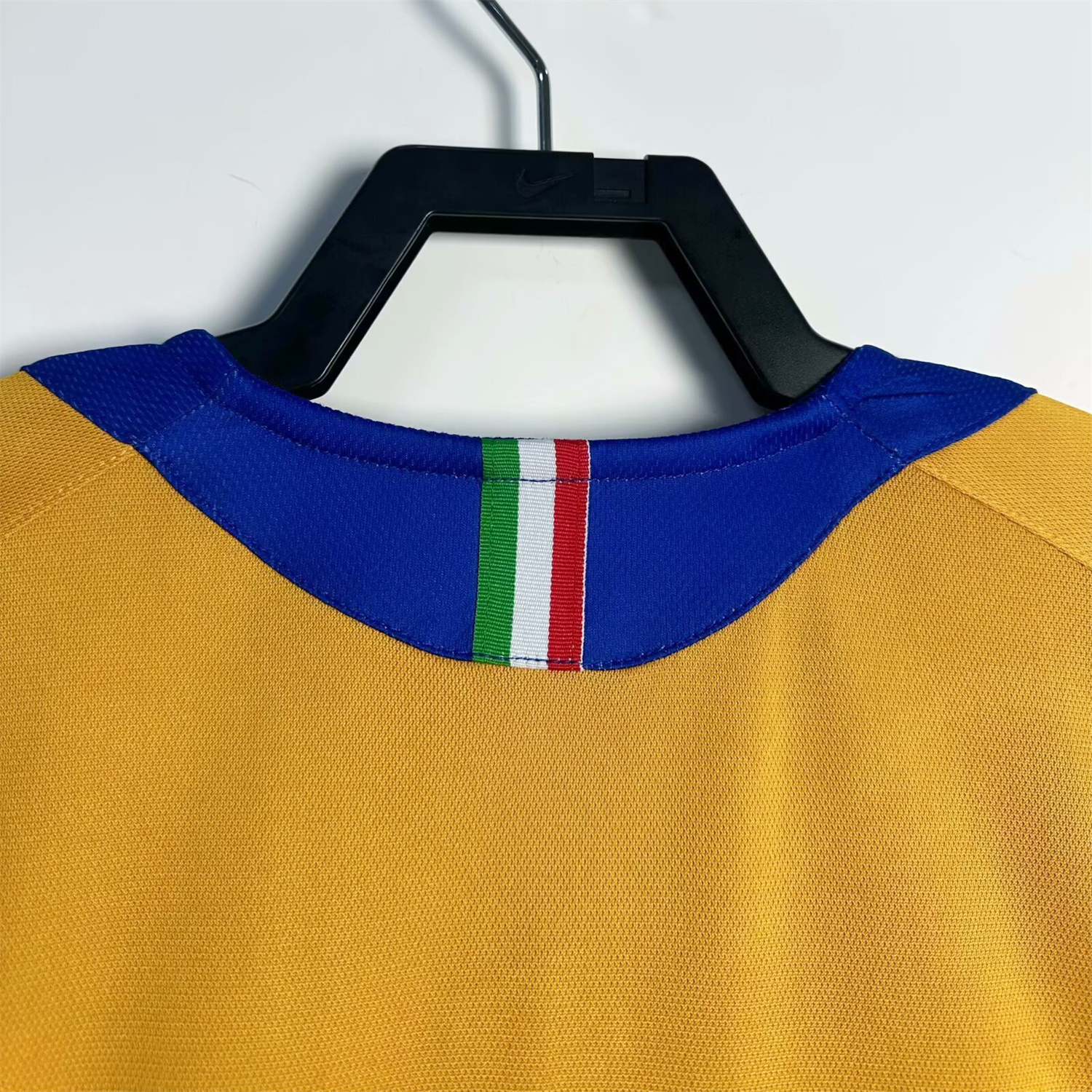 AlphaJersey-Retro Juventus 2005-06 Third Jersey