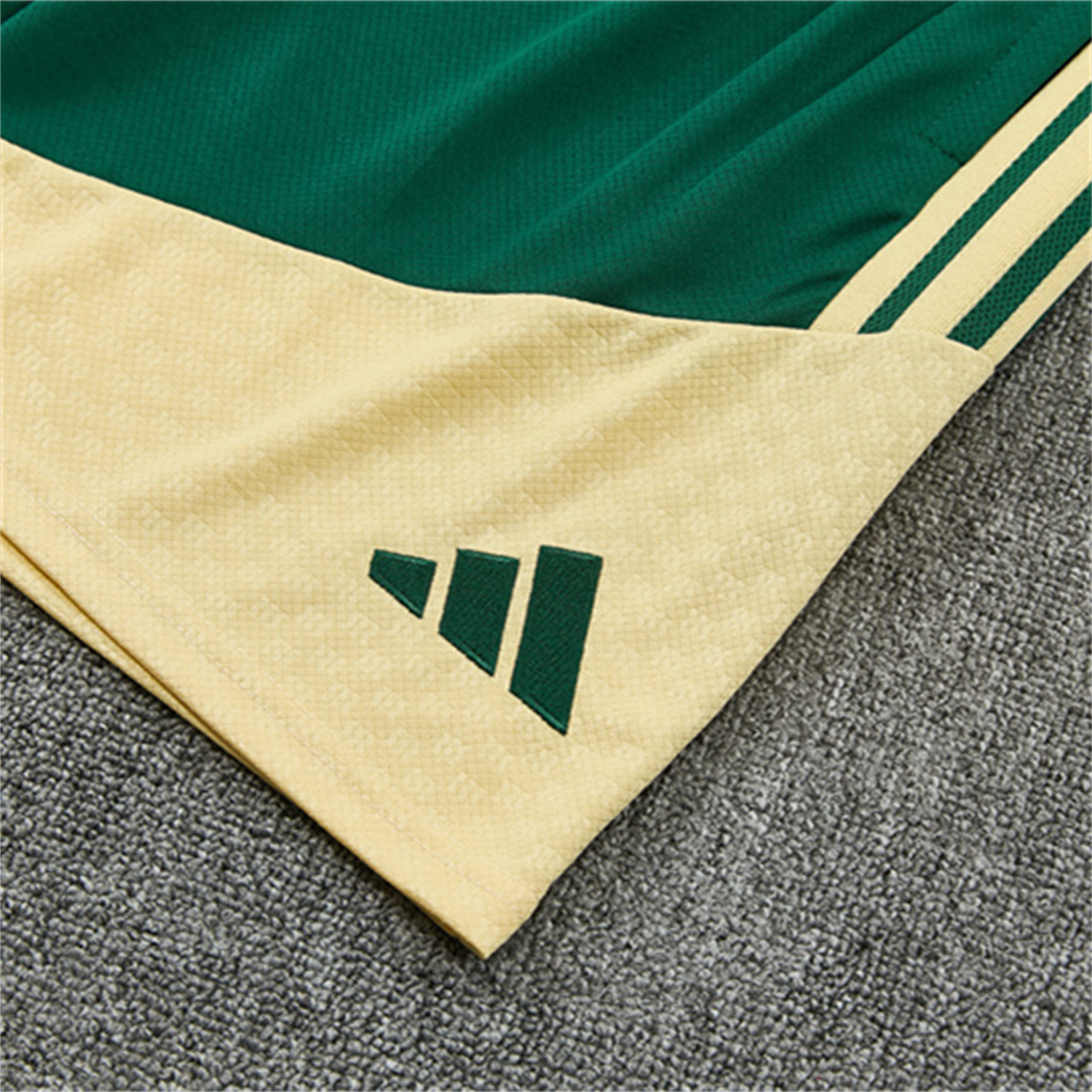 AlphaJersey-Real Madrid 26-27 Short-Sleeve Training Set - Green Camouflage Top & Green Shorts
