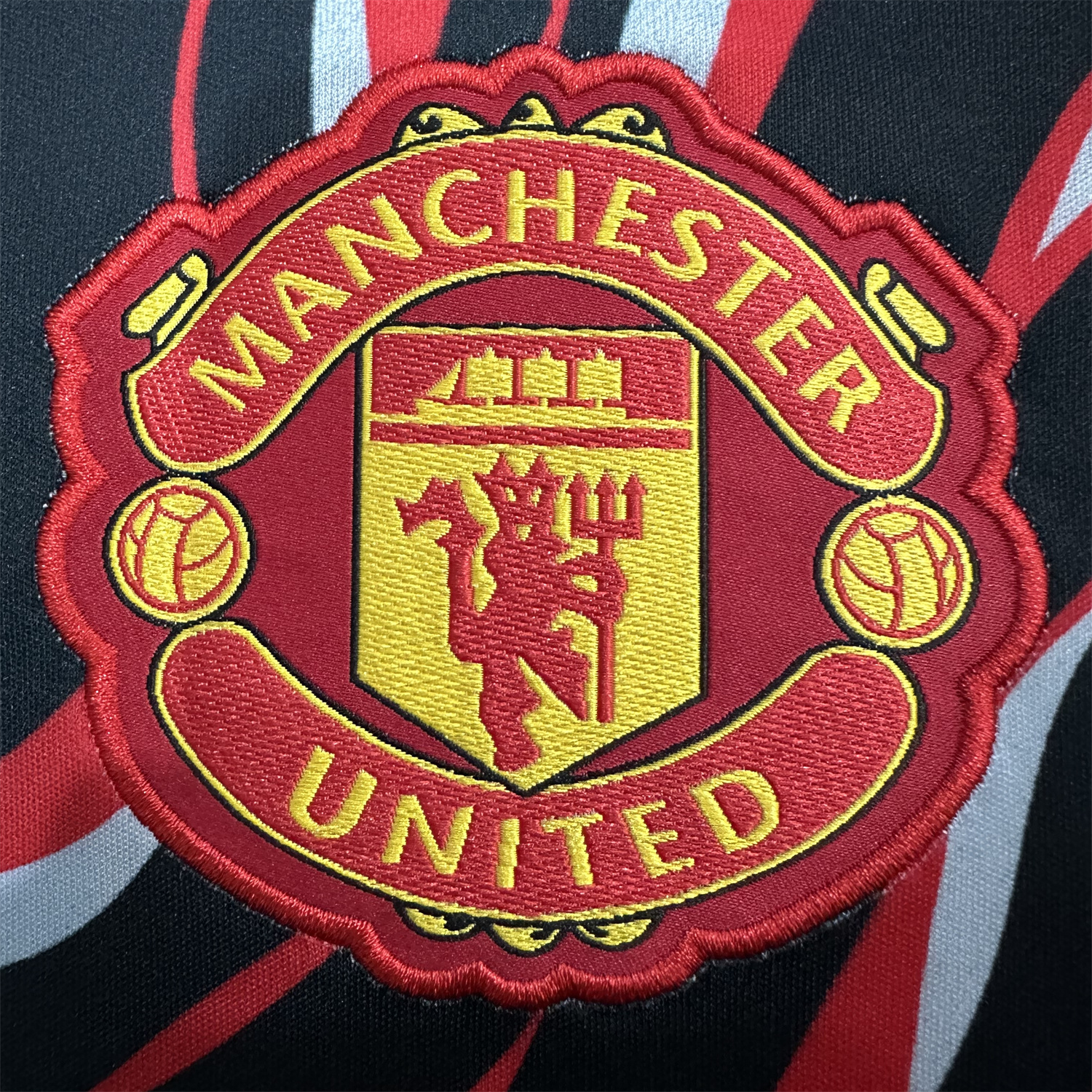 AlphaJersey-Manchester United 25-26 Black and Red Pre-Match Traning Jersey - Fans Version