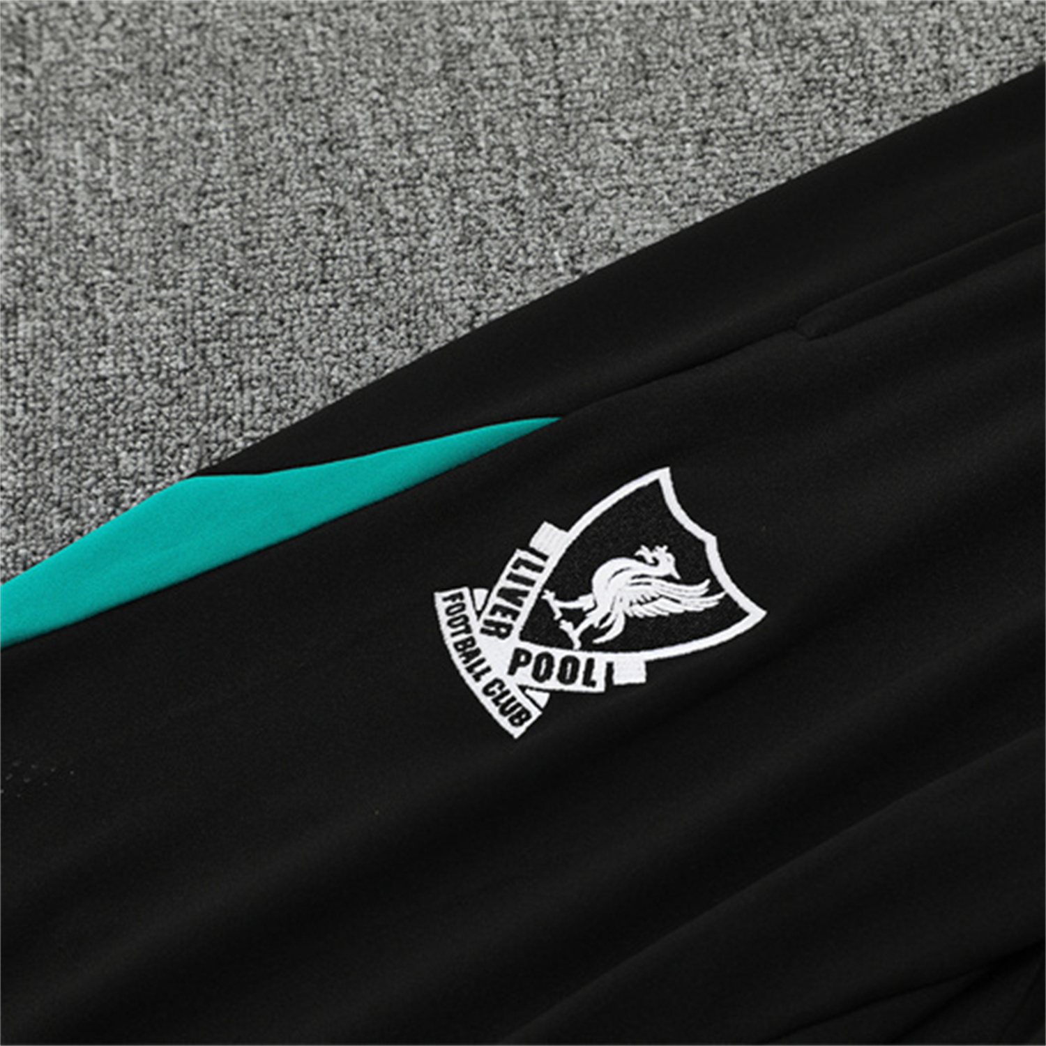 AlphaJersey-Liver.pool 25-26 Kids Long Sleeve Training Set - Player Version - Green Top and Black Pants