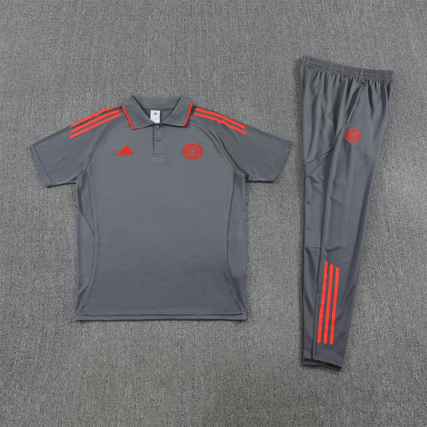 AlphaJersey-Bayern Munich 25-26 POLO Short-Sleeve Training Set - Deep Grey With Red Top and Pants