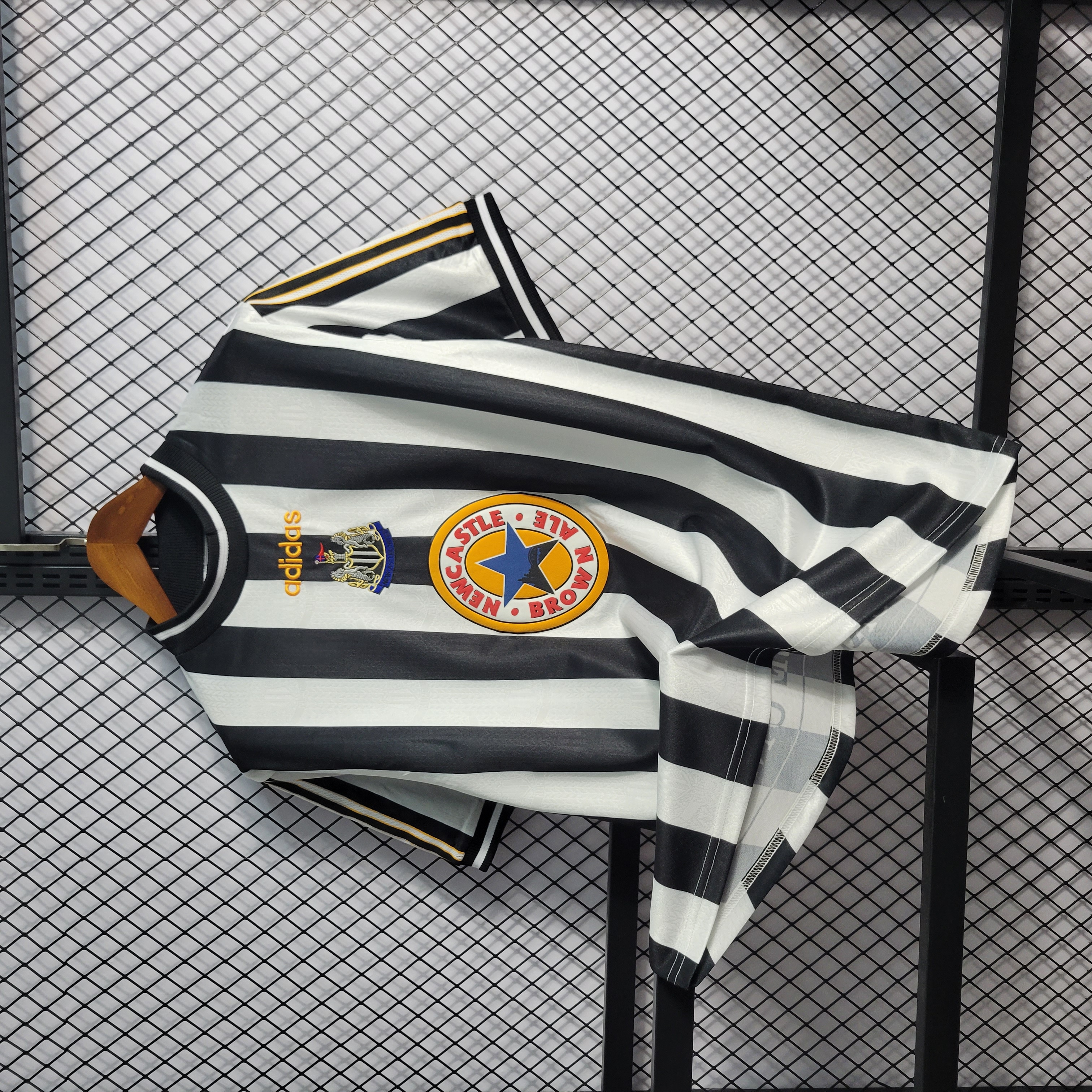 AlphaJersey-Retro Newcastle United 1997-99 Home Stadium Jersey
