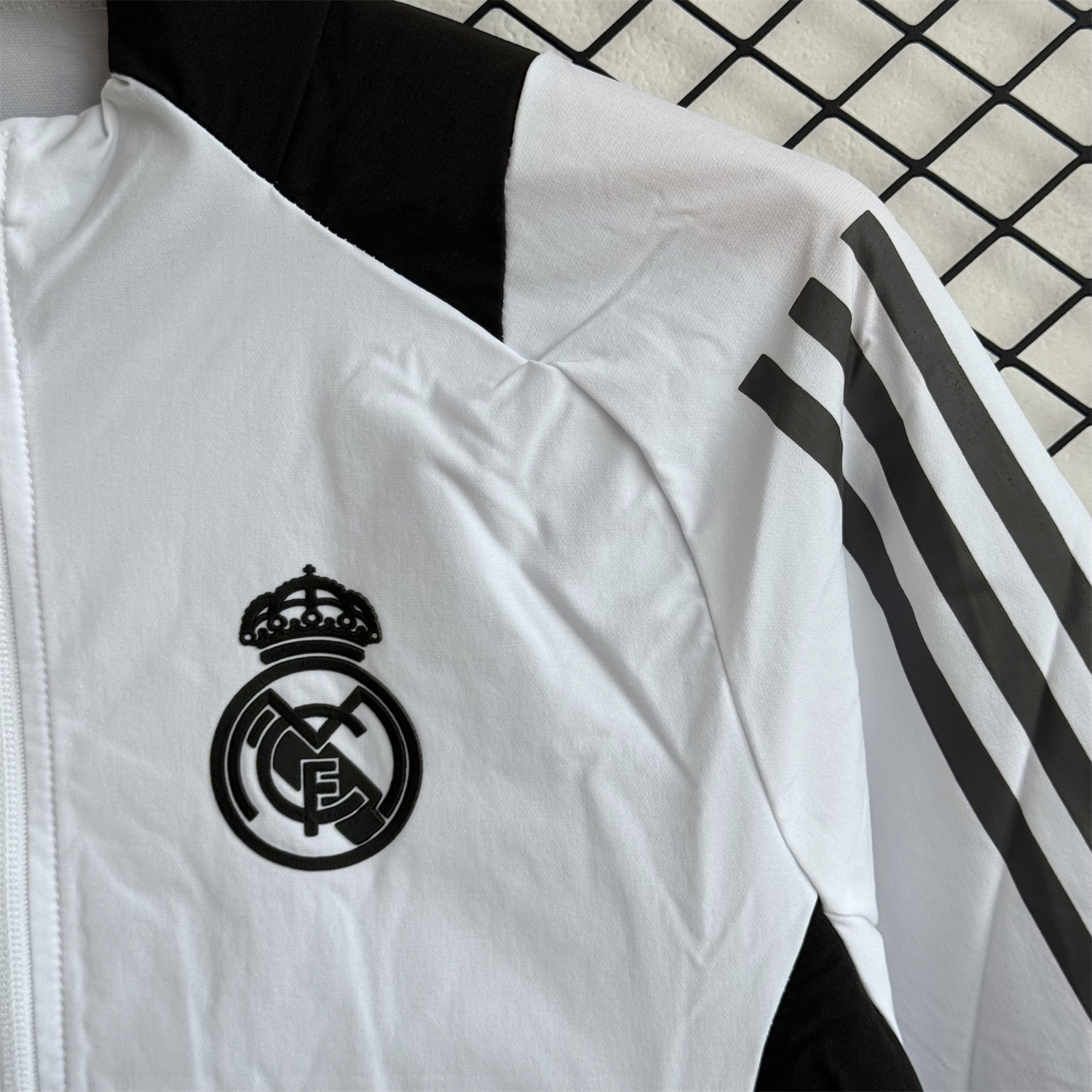 AlphaJersey-Real Madrid 25-26 Windbreaker Training Set - White With Black Top and Black Pants