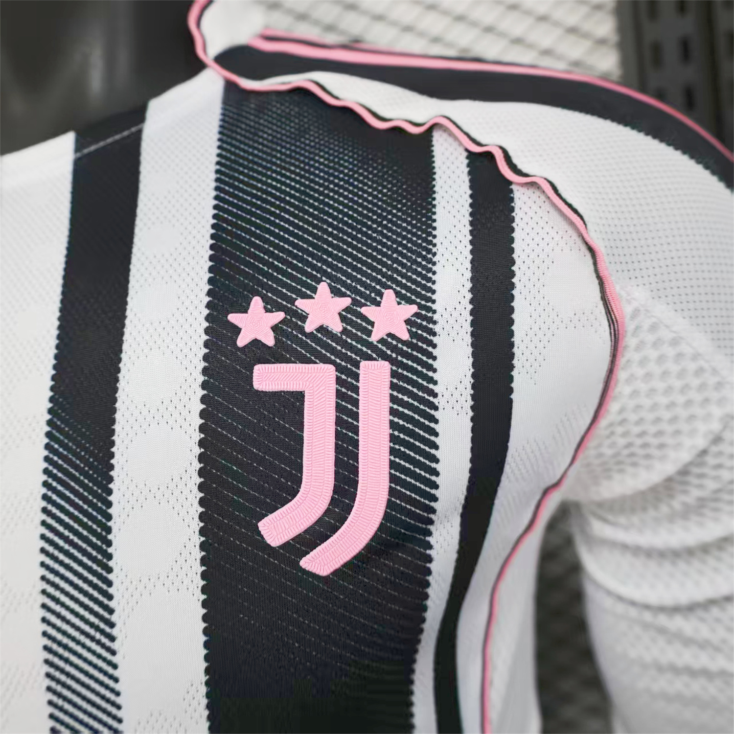AlphaJersey-Juventus 25-26 Home Long Sleeves Jersey With Chest Sponsor - Player Version