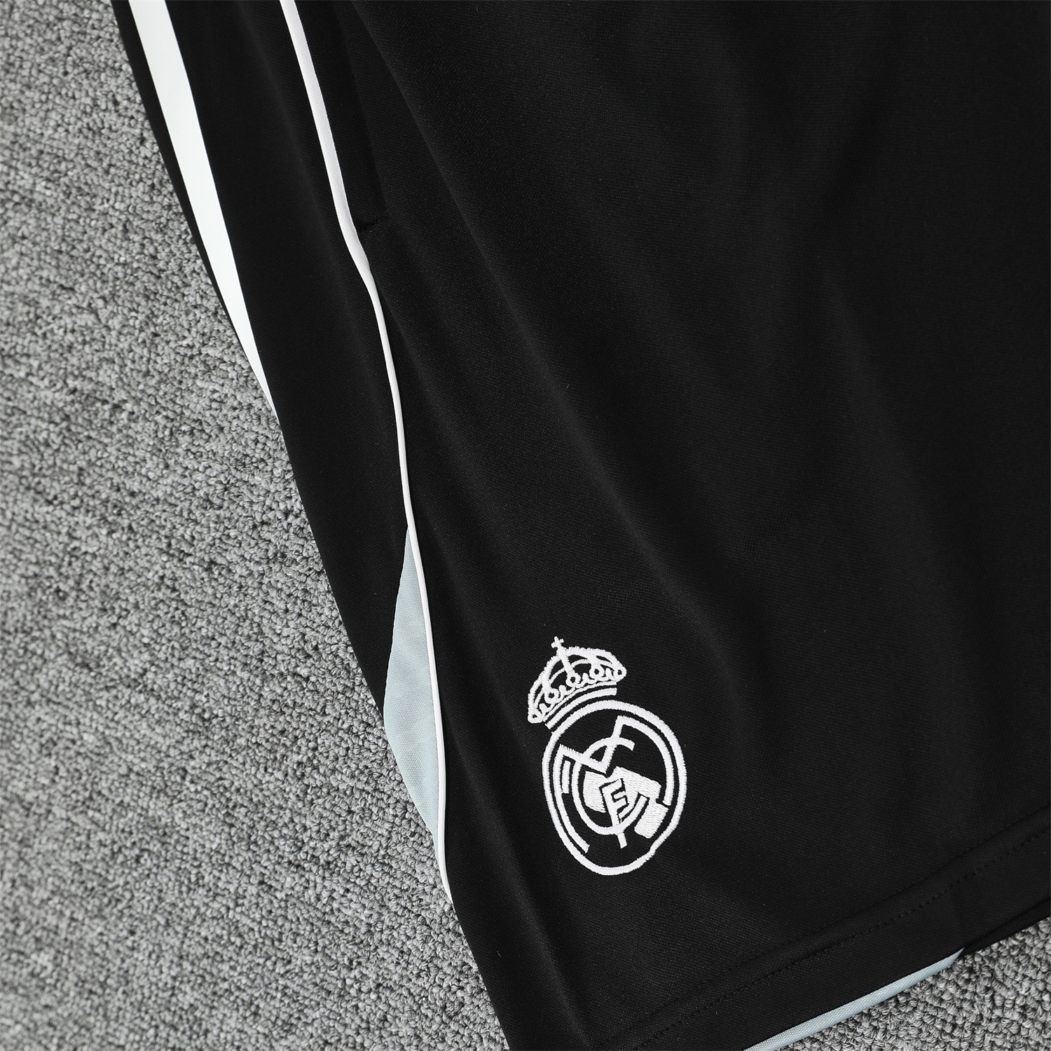 AlphaJersey-Real Madrid 25-26 Vest Training Set - Grey And White Vest & Black Shorts