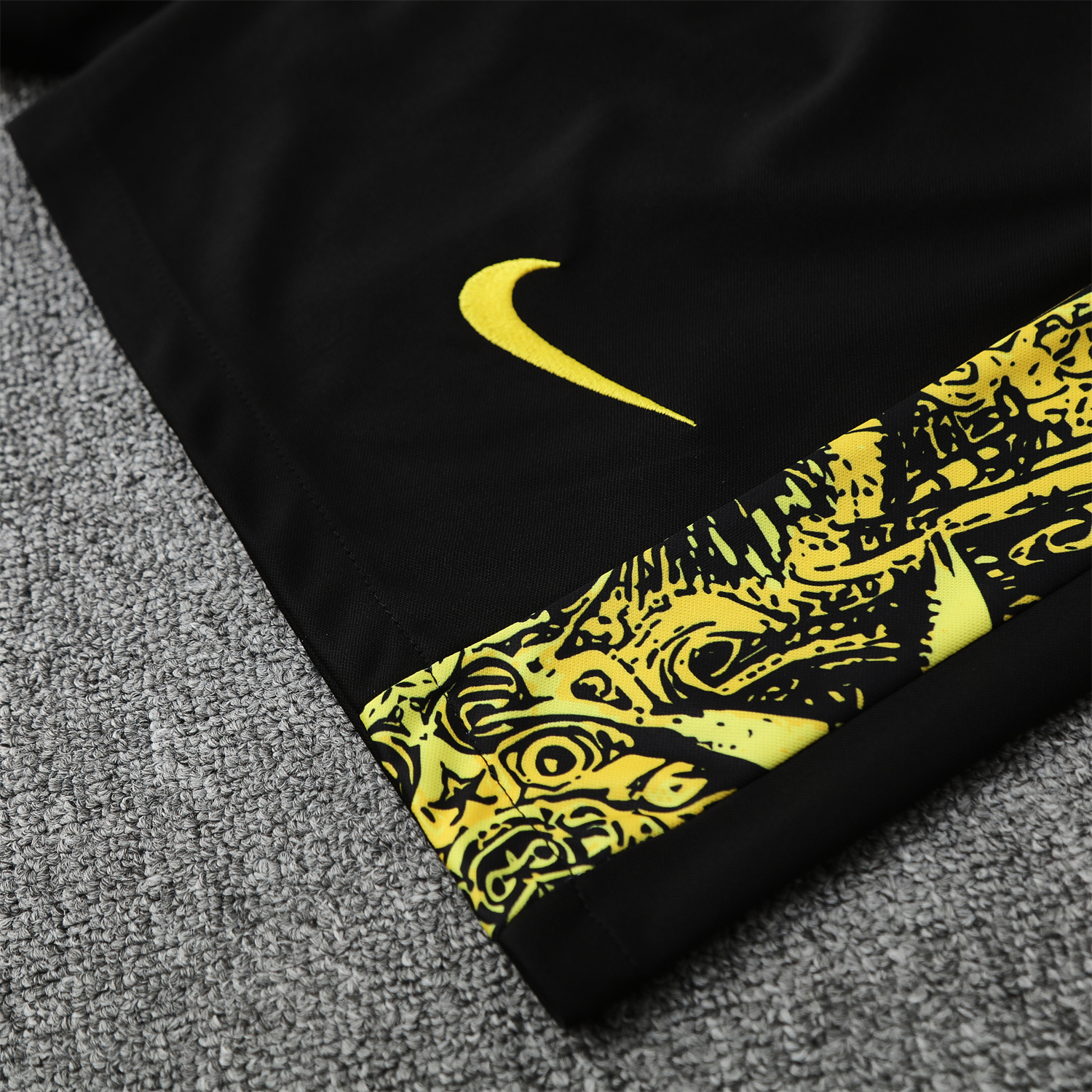 AlphaJersey-Brazil 25-26 Yellow Jesus Statue Short-Sleeve Training Set - Yellow Top & Black Shorts