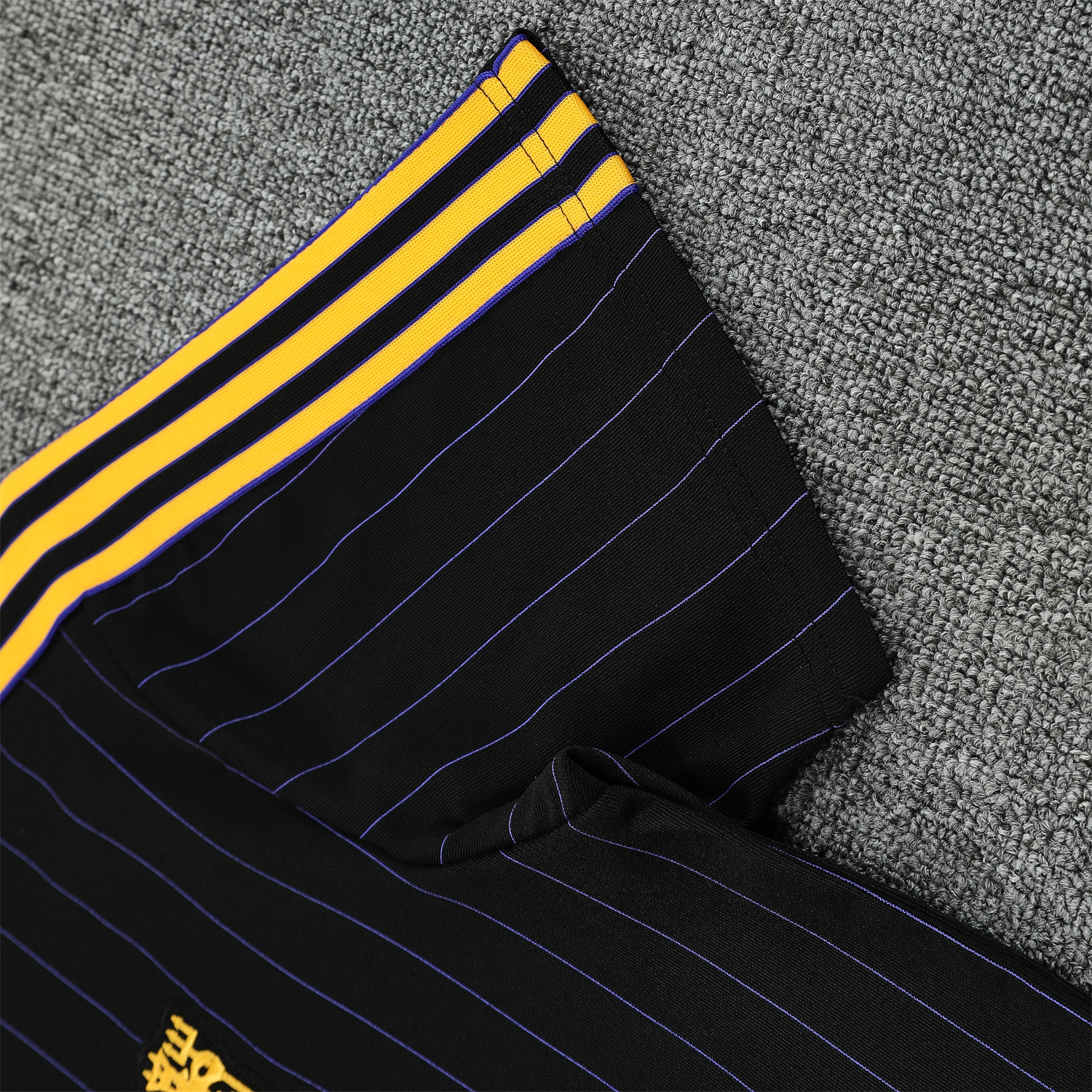AlphaJersey-Manchester United 25-26 Trefoil Travel Short-Sleeve Training Set - Black Top & Black Shorts