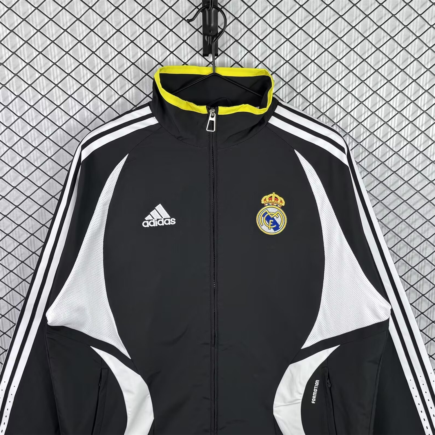 AlphaJersey-Retro Real Madrid 2006-07 Windbreaker Jacket - Black And White