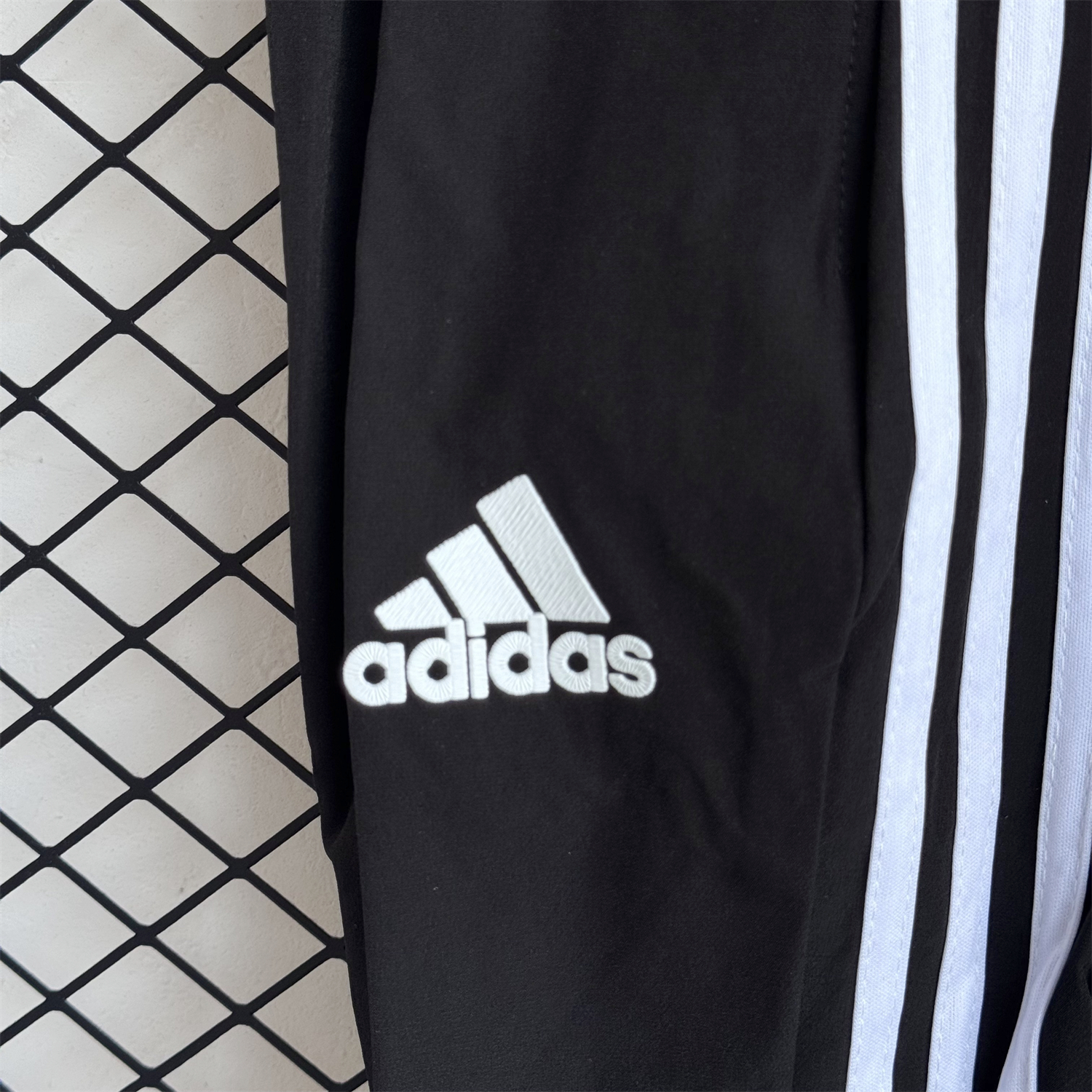 AlphaJersey-Juventus 25-26 Windbreaker Training Set - White Top and Black Pants