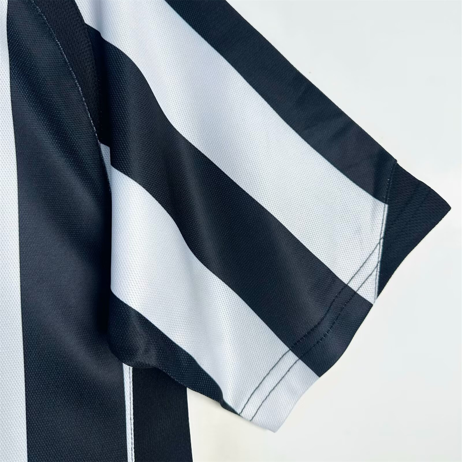 AlphaJersey-Retro Juventus 2005-06 Home Jersey