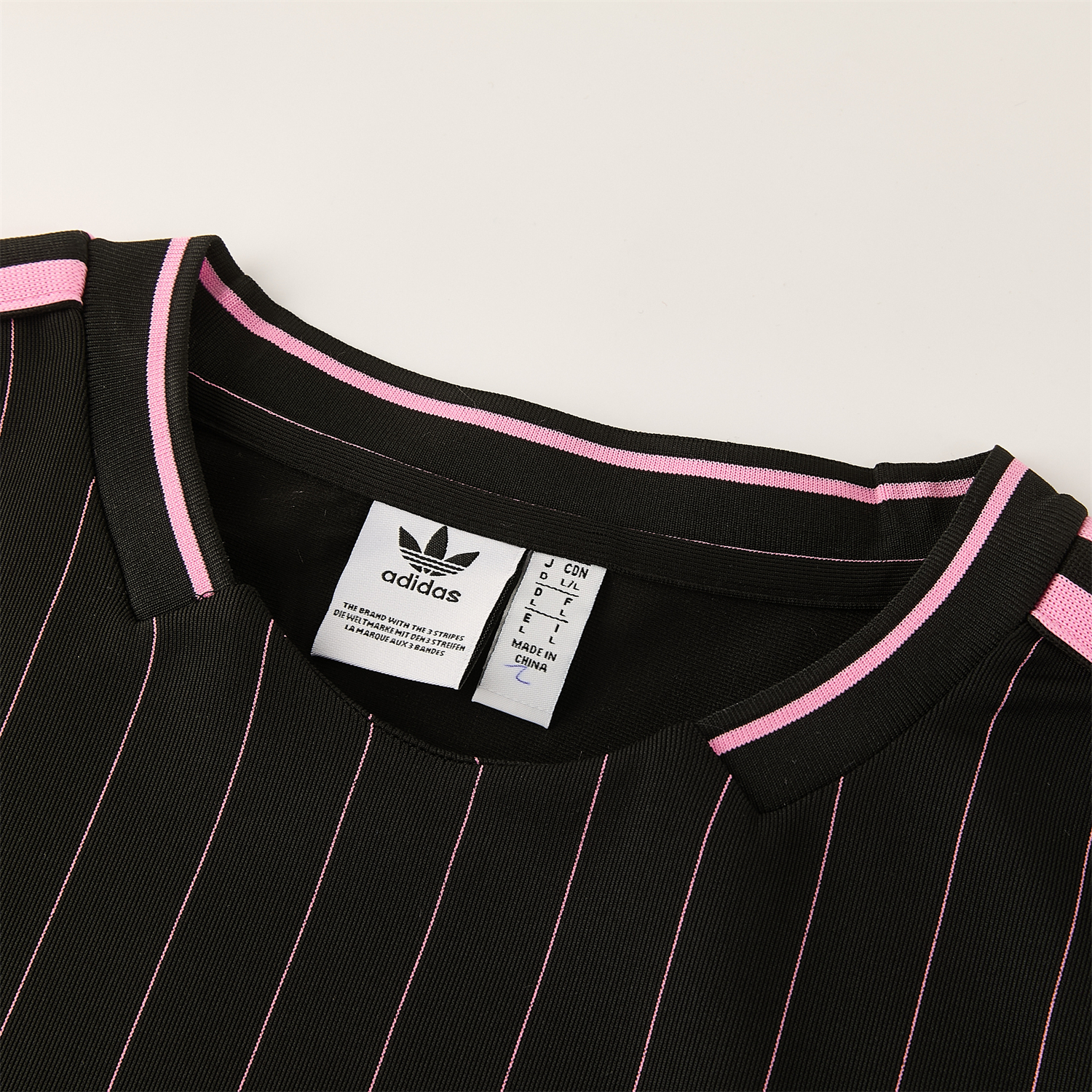 AlphaJersey-Juventus 26-27 Short-Sleeve Training Set - Pink Lines Black Top & Shorts
