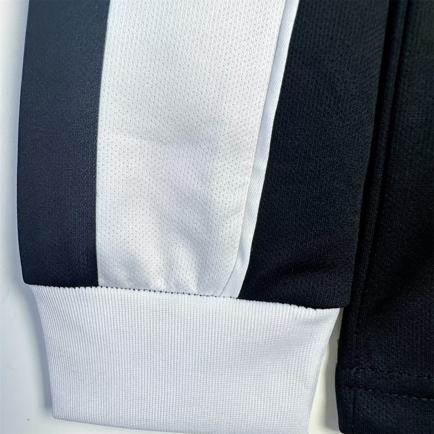 AlphaJersey-Retro Juventus 2002-03 European Home Long Sleeves Jersey