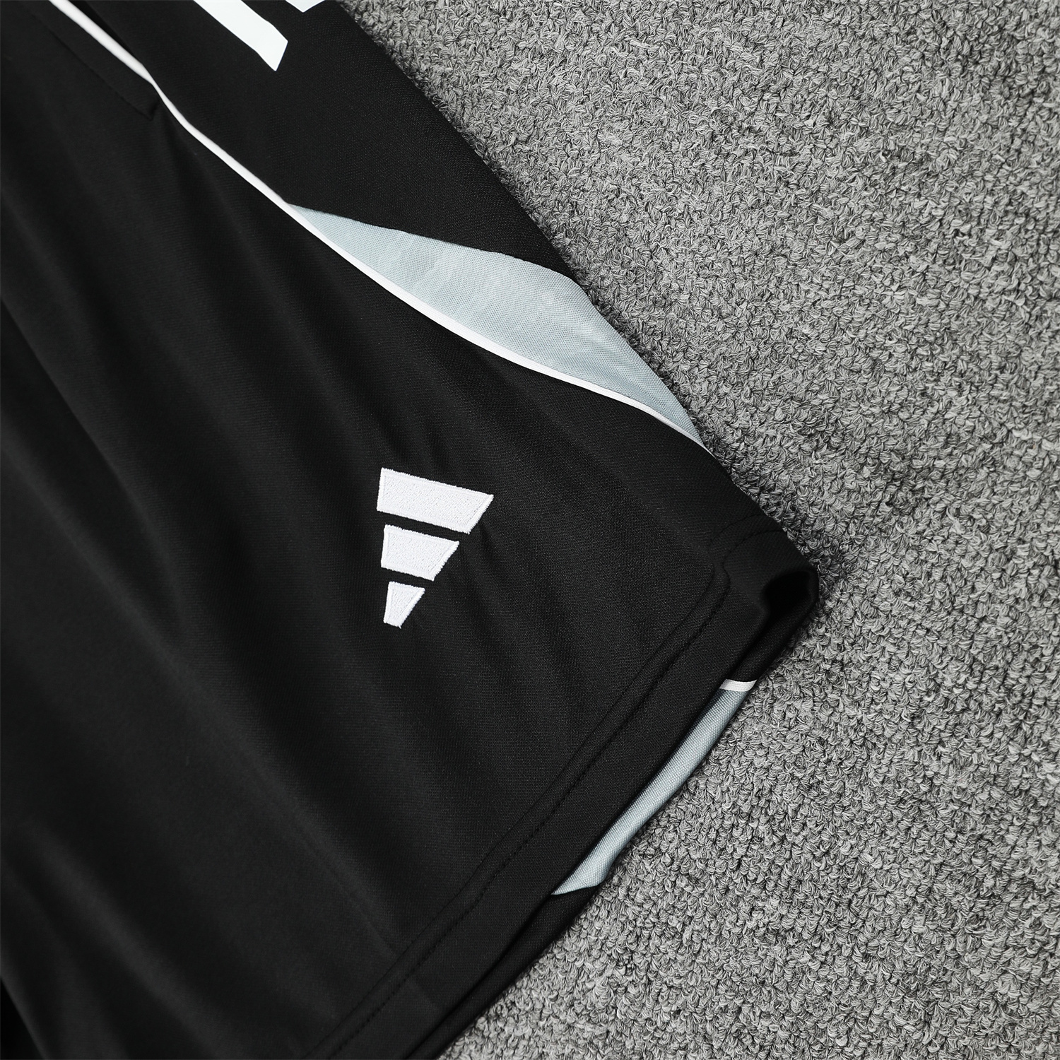 AlphaJersey-Real Madrid 25-26 Vest Training Set - Grey Arrow Pattern Vest & Black Shorts