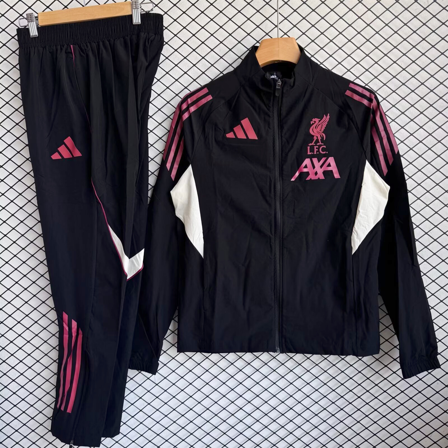AlphaJersey-Liver.pool 25-26 Pink Logo Windbreaker Training Set - Black Top and Pants