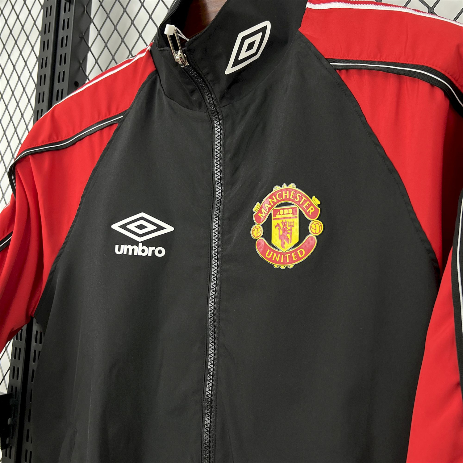 AlphaJersey-Retro Manchester United 1998-99 Throwback Windbreaker Jacket - Black and Red