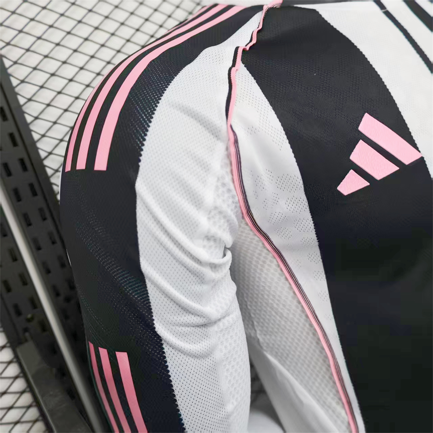 AlphaJersey-Juventus 25-26 Home Long Sleeves Jersey With Chest Sponsor - Player Version