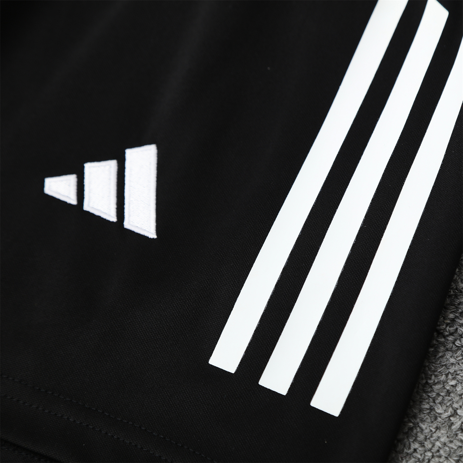 AlphaJersey-Real Madrid 25-26 Vest Training Set - Pink-Black Dragon Vest & Black-White Shorts
